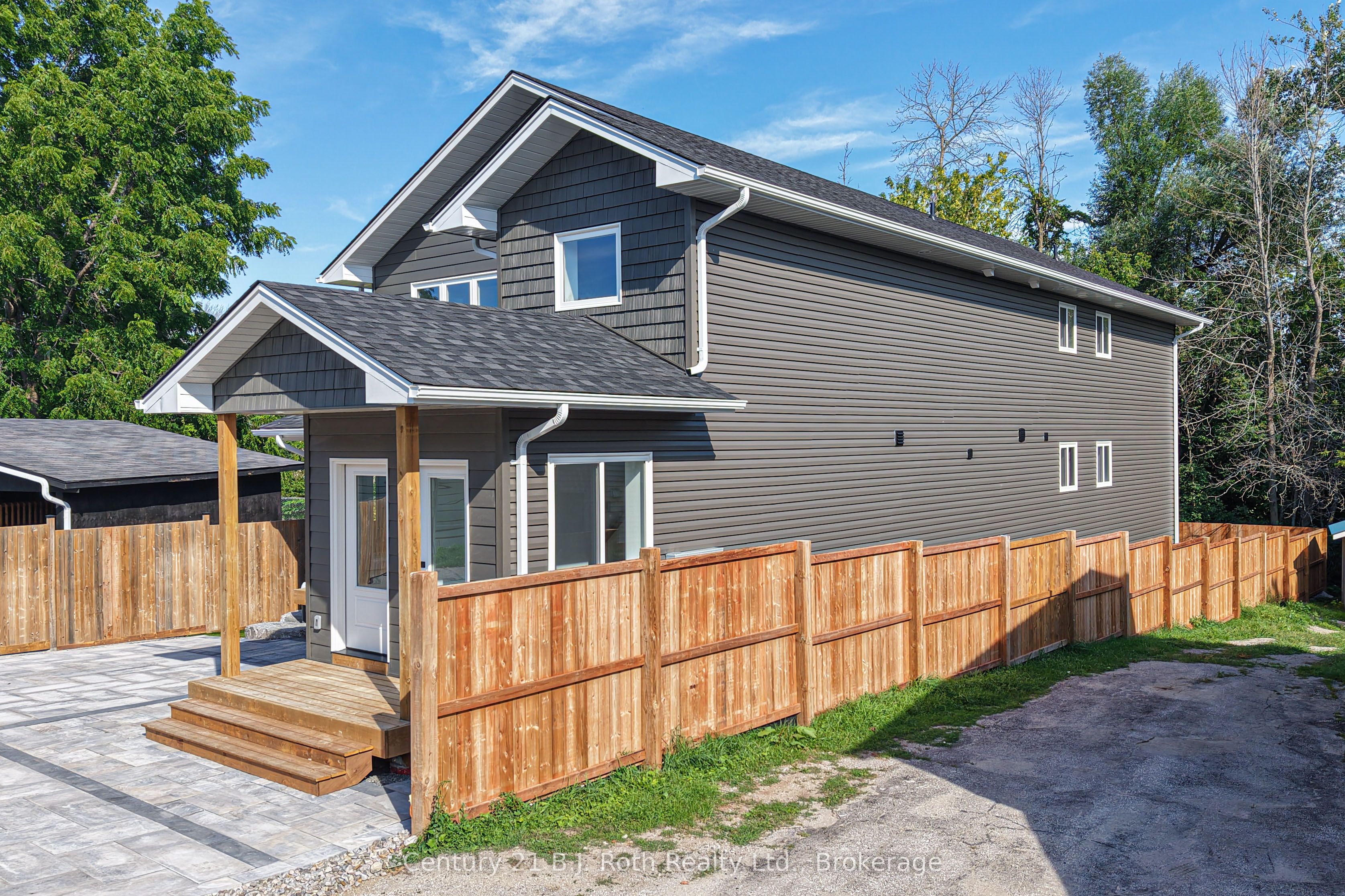 165 Barrie Road 2 (upper) Property Photo 2