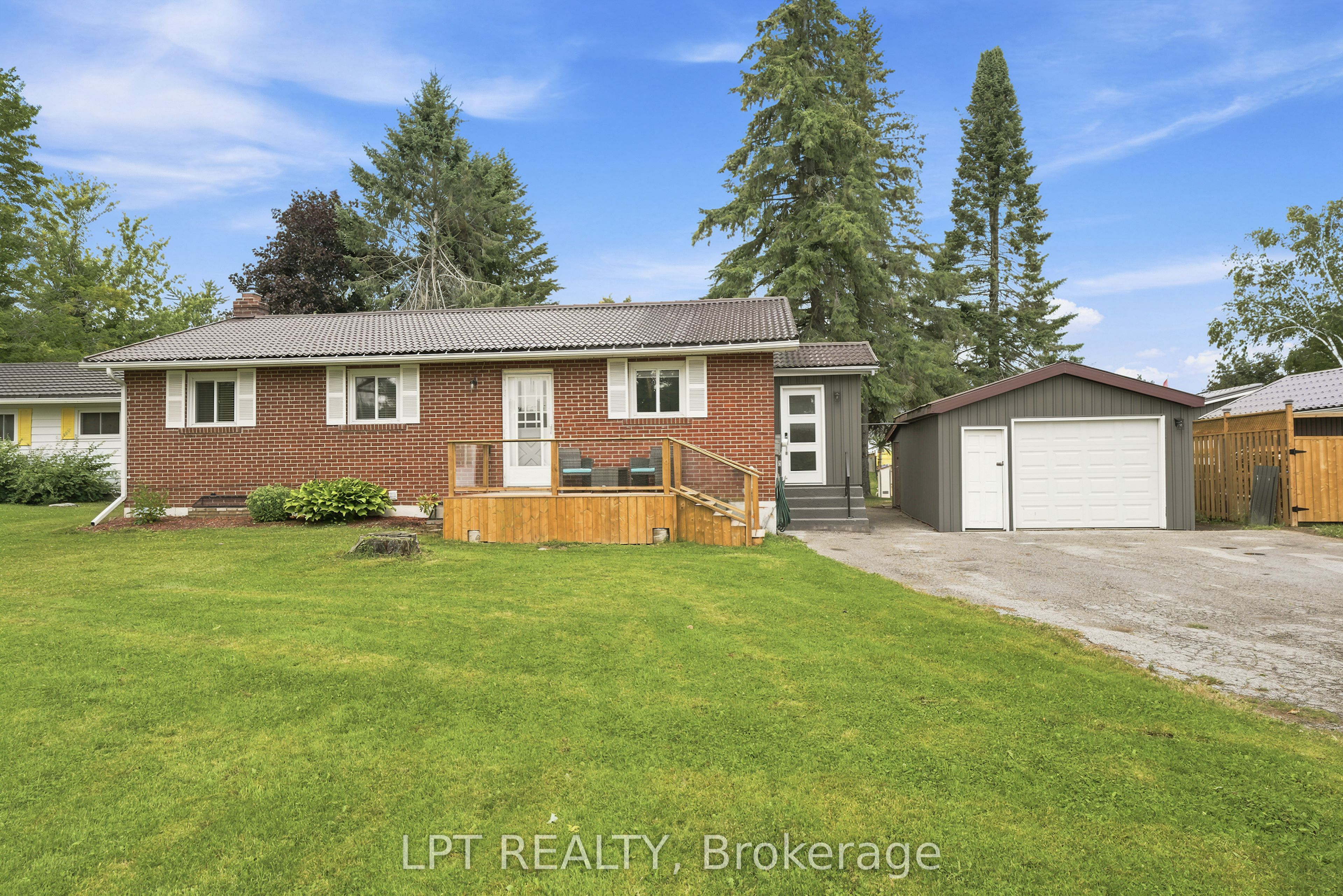 2628 Westshore Crescent Property Photo 3