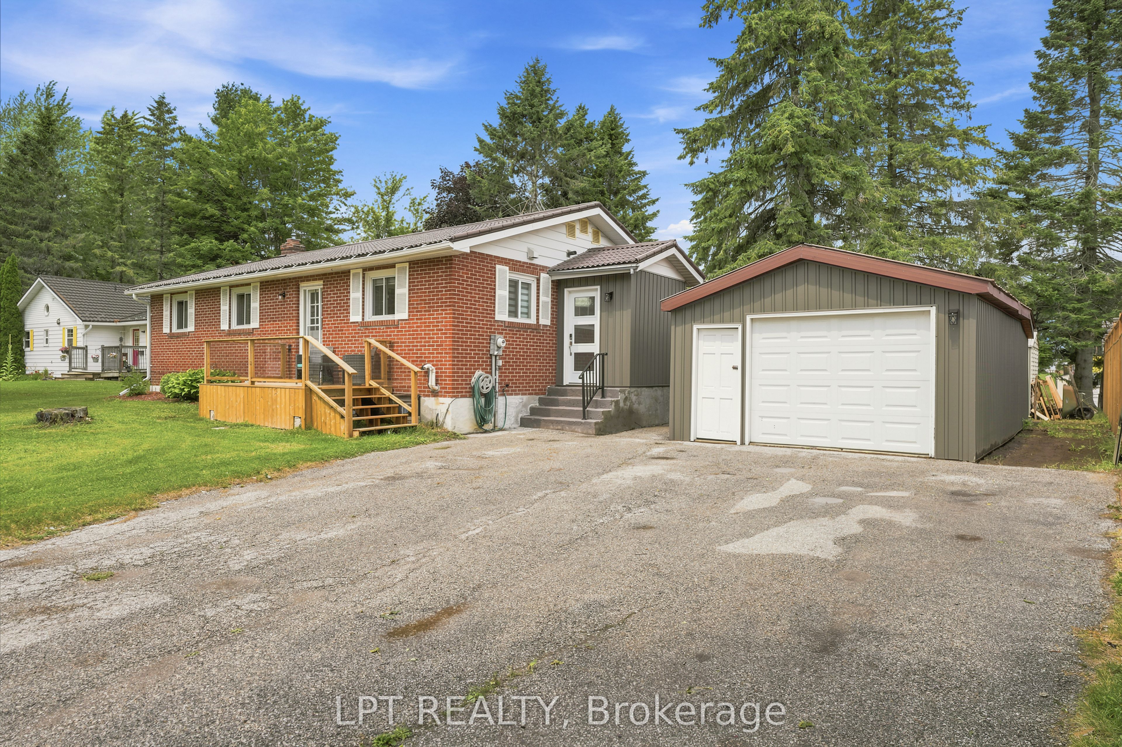 2628 Westshore Crescent Property Photo 4