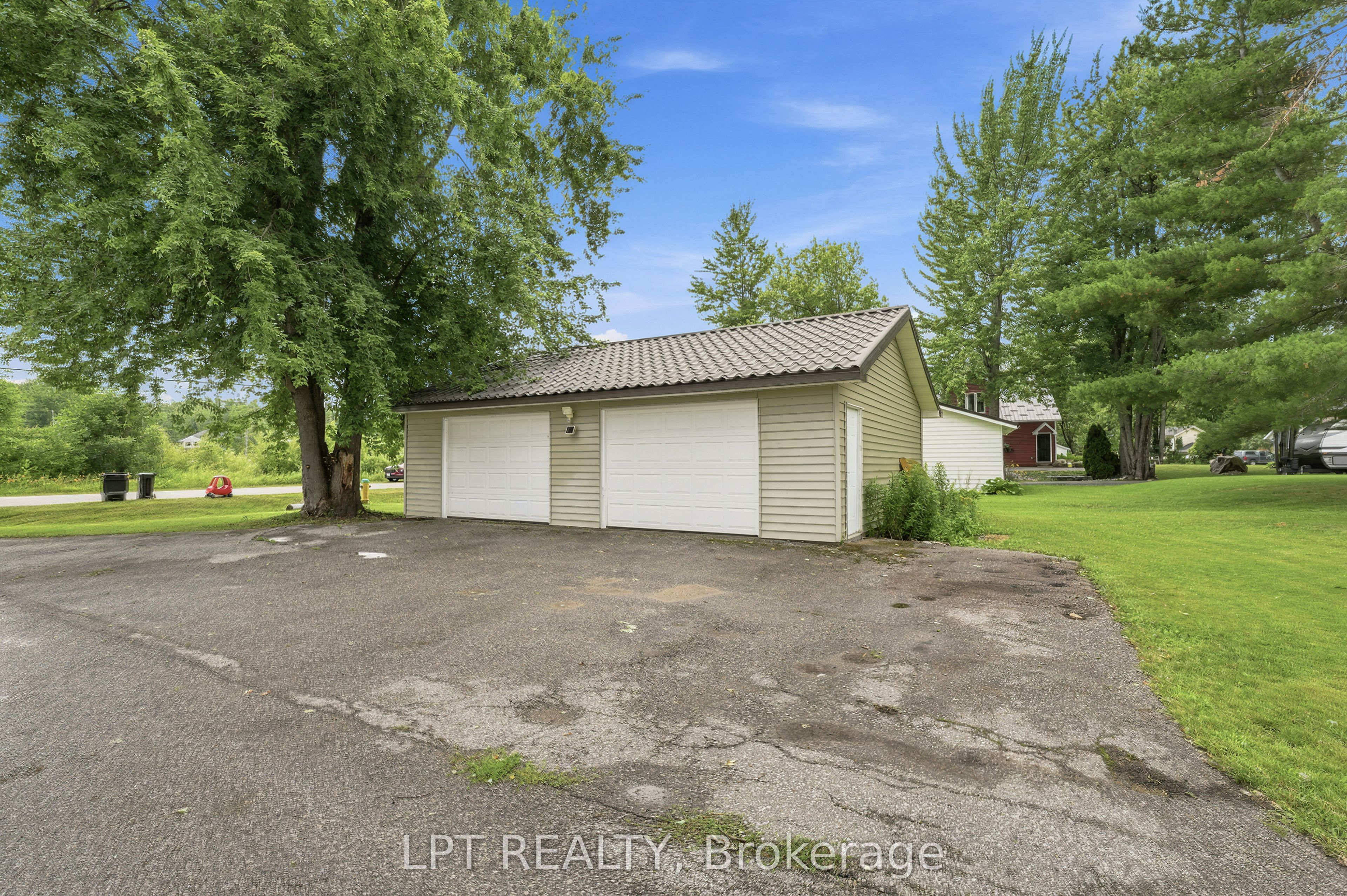 2628 Westshore Crescent Property Photo 7