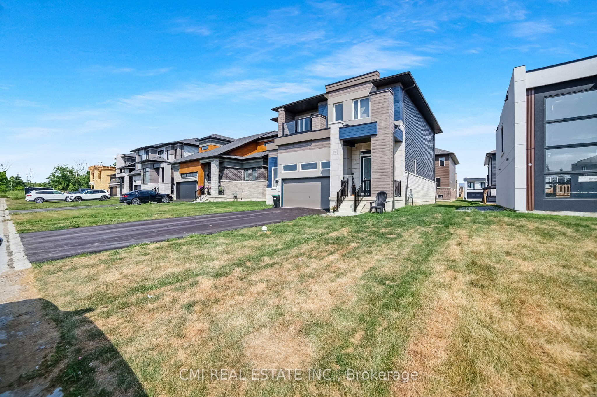 3742 Sunbank Crescent Property Photo 2