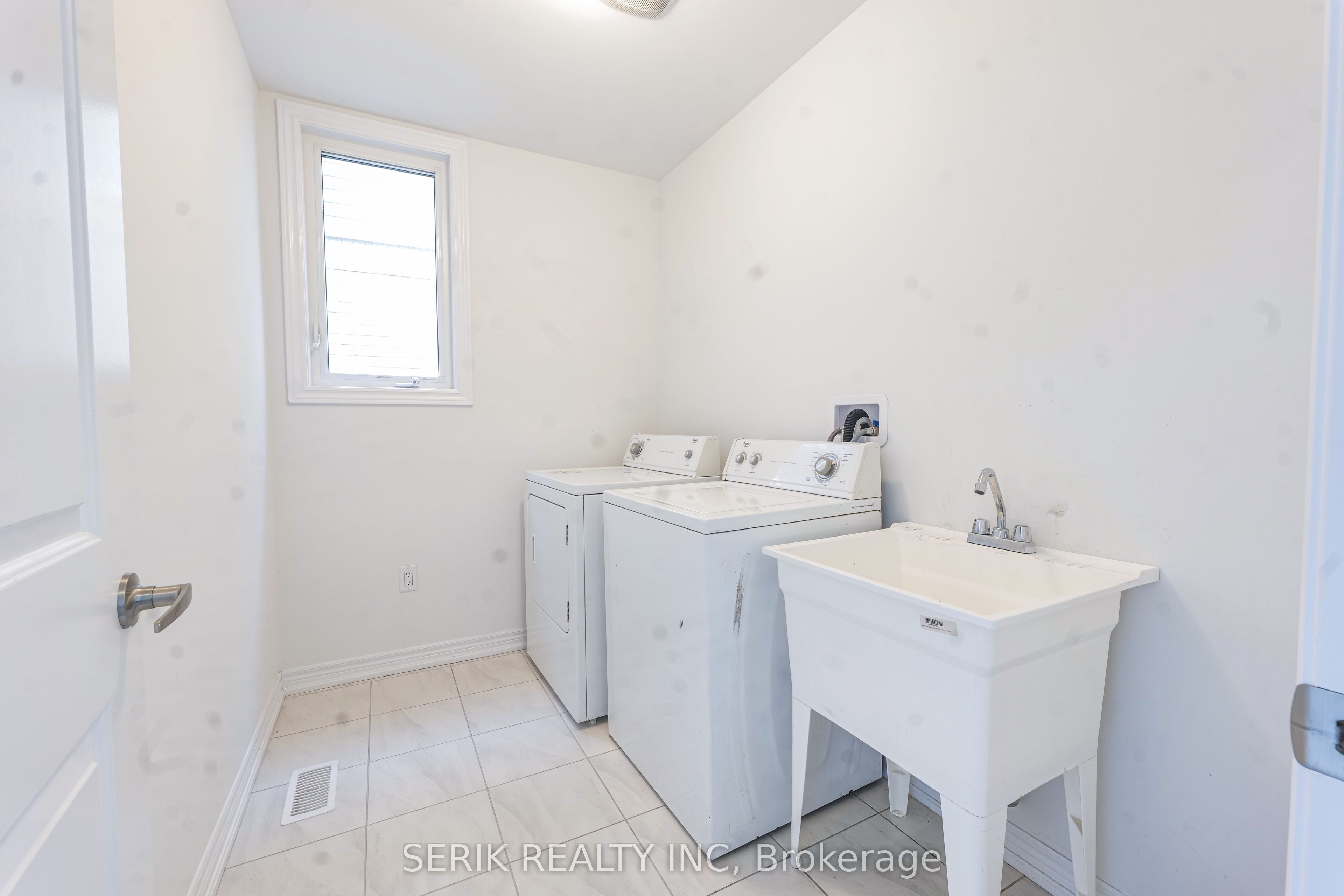 163 Fenchurch Manor Property Photo 9