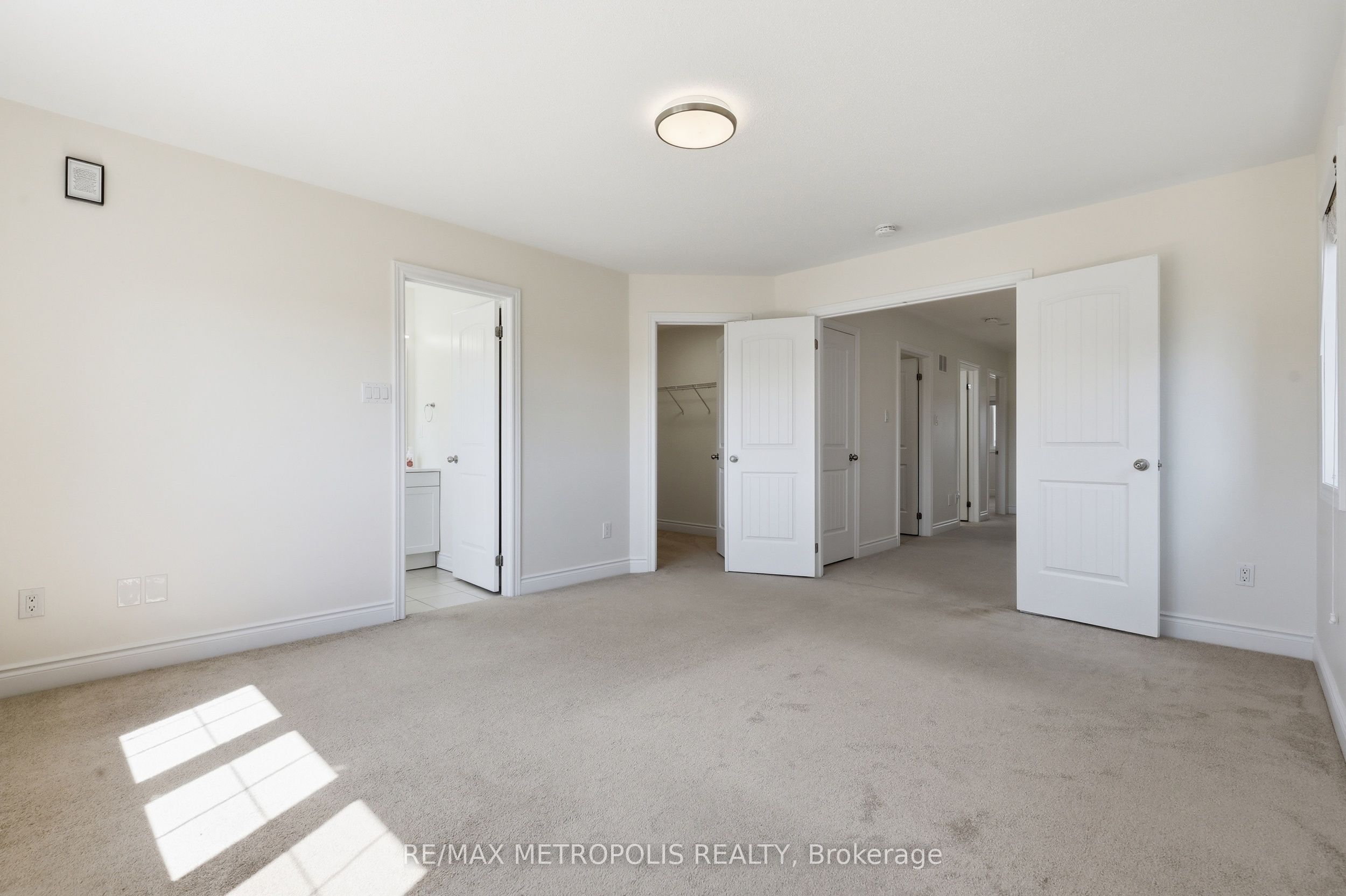 34 Robertson Street Property Photo 25