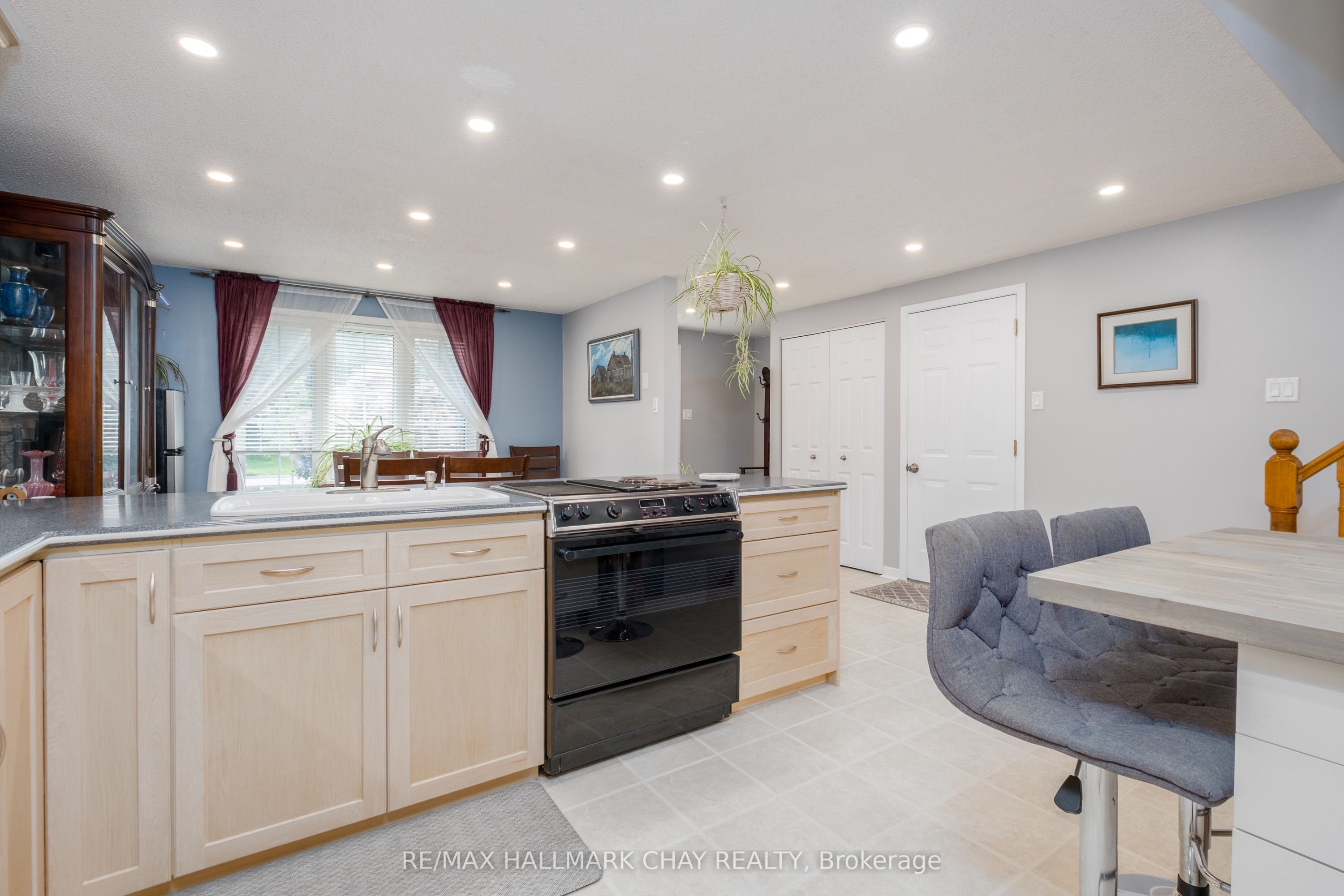323 Sunnidale Road Property Photo 10