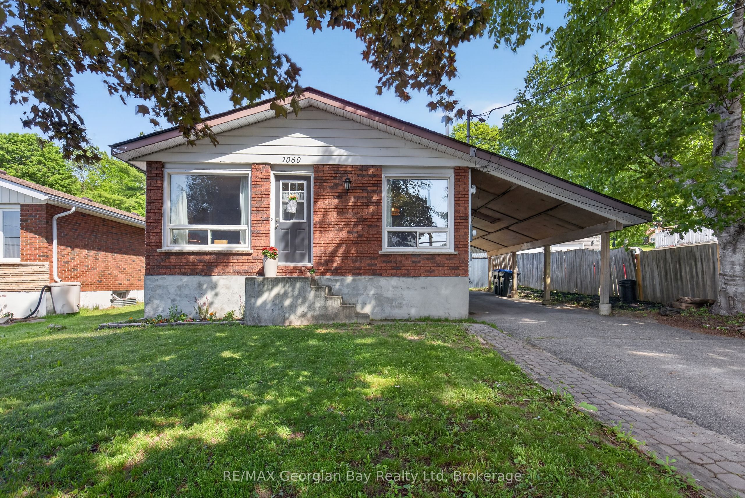 1060 HARBOURVIEW Drive Property Photo 1