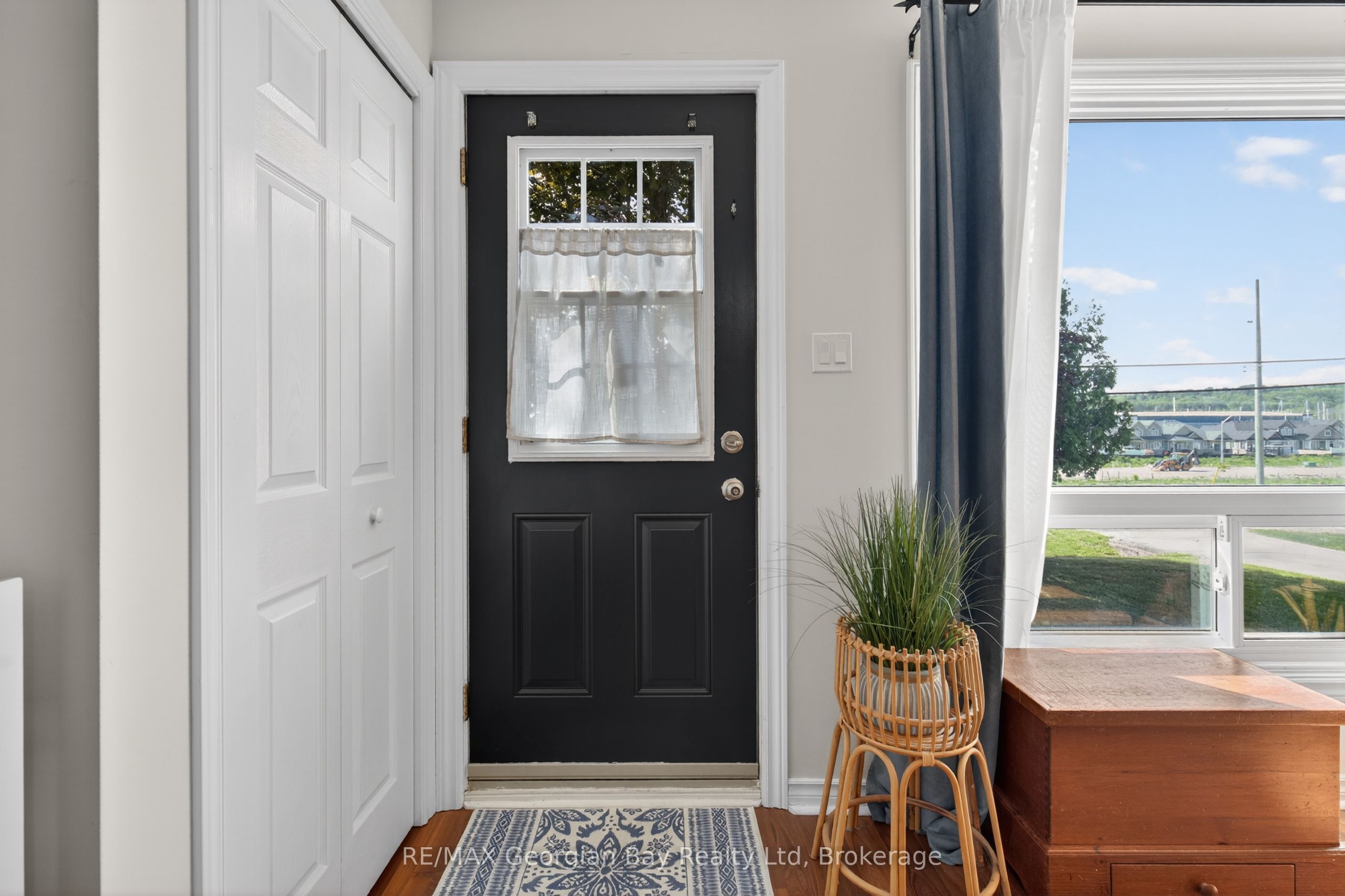 1060 Harbourview Drive Property Photo 2