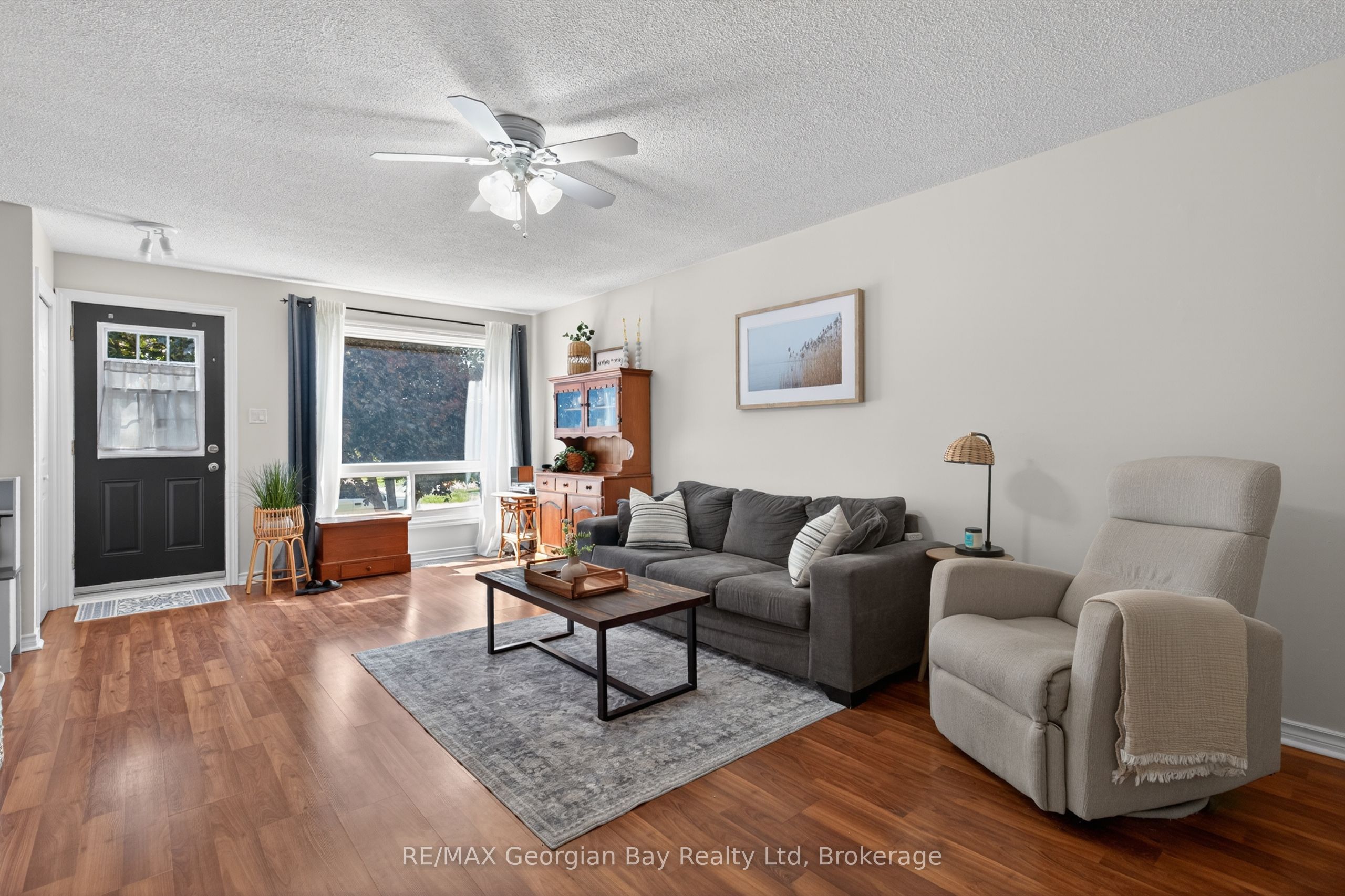 1060 Harbourview Drive Property Photo 3