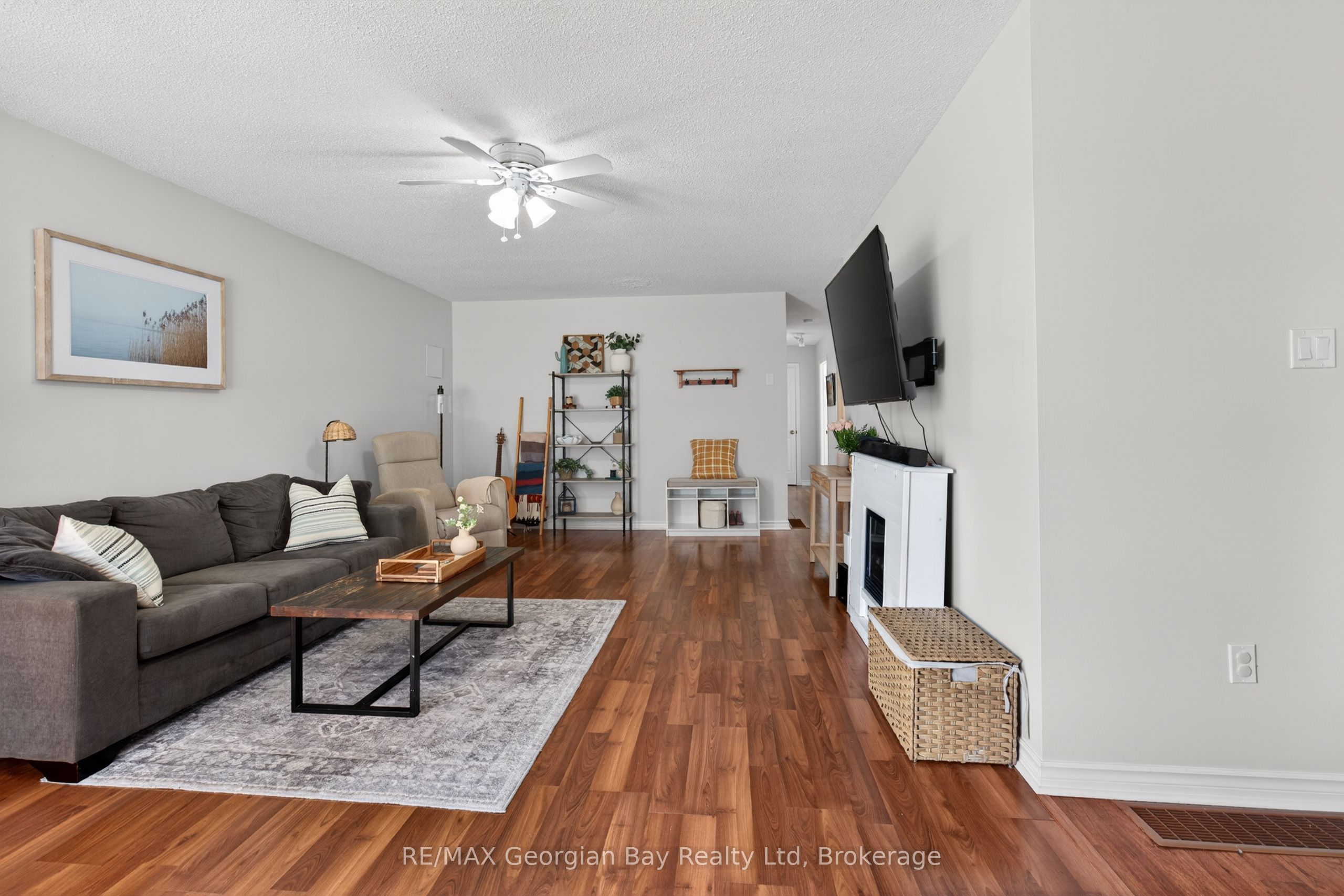 1060 Harbourview Drive Property Photo 4