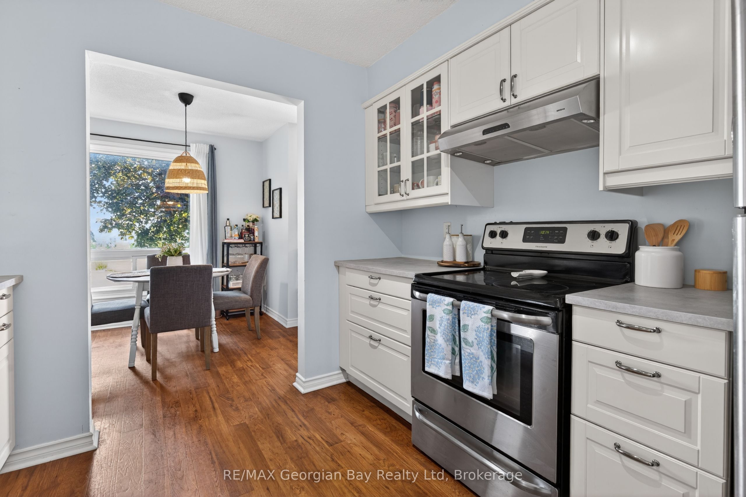 1060 Harbourview Drive Property Photo 6