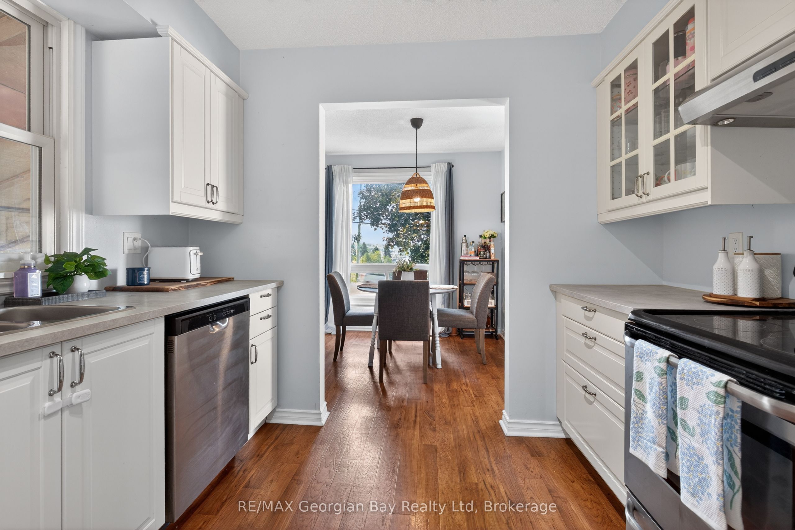 1060 Harbourview Drive Property Photo 7