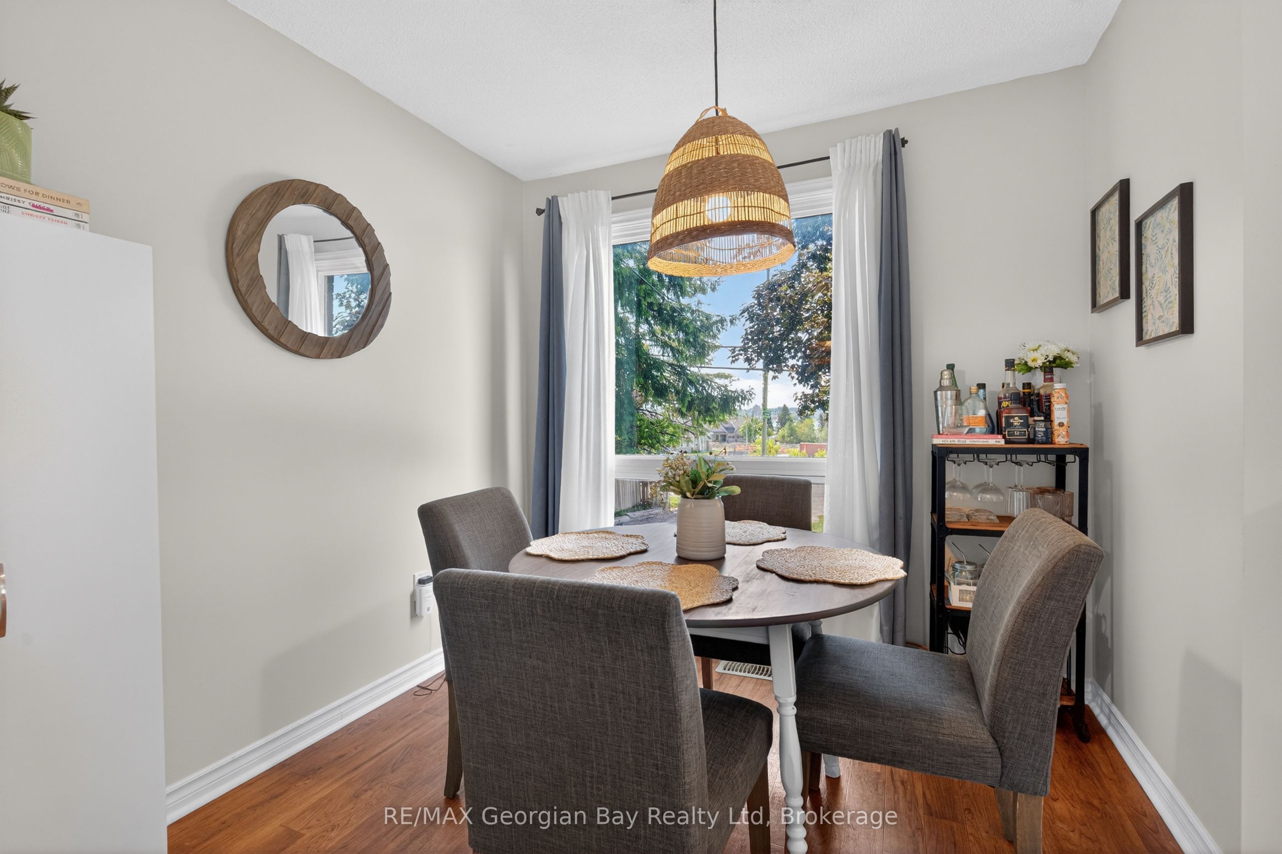 1060 Harbourview Drive Property Photo 8