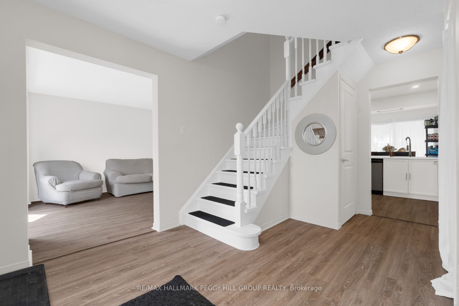 468 Grove Street E Property Photo 2