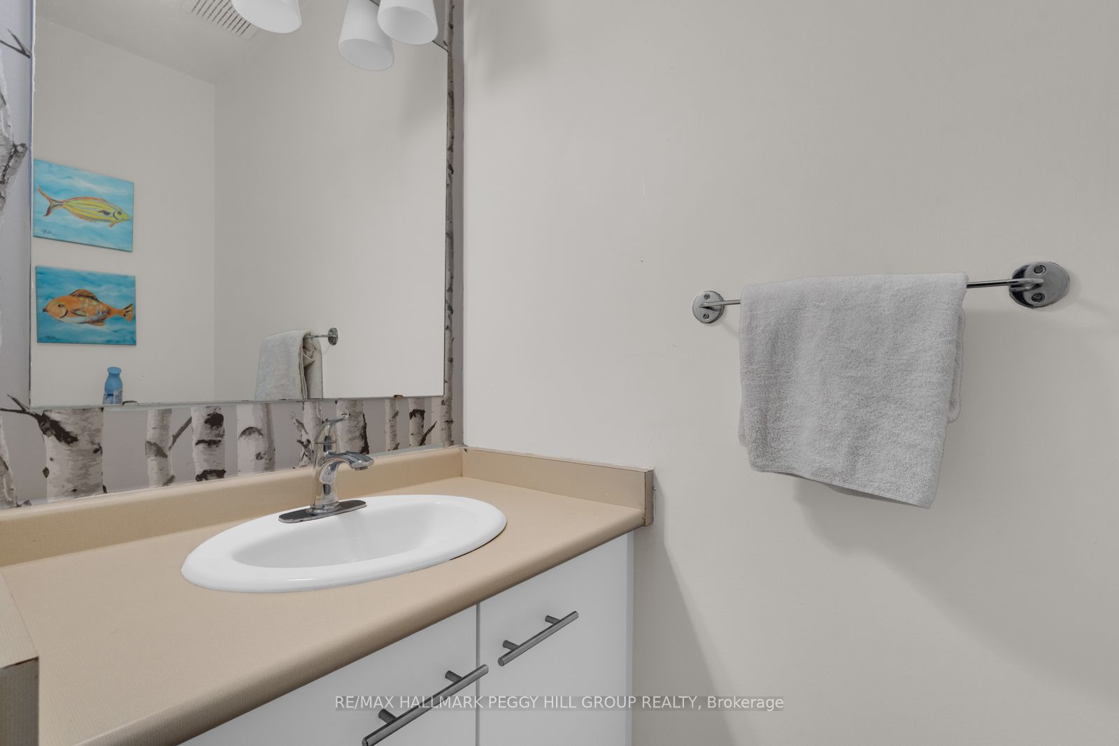 468 Grove Street E Property Photo 8