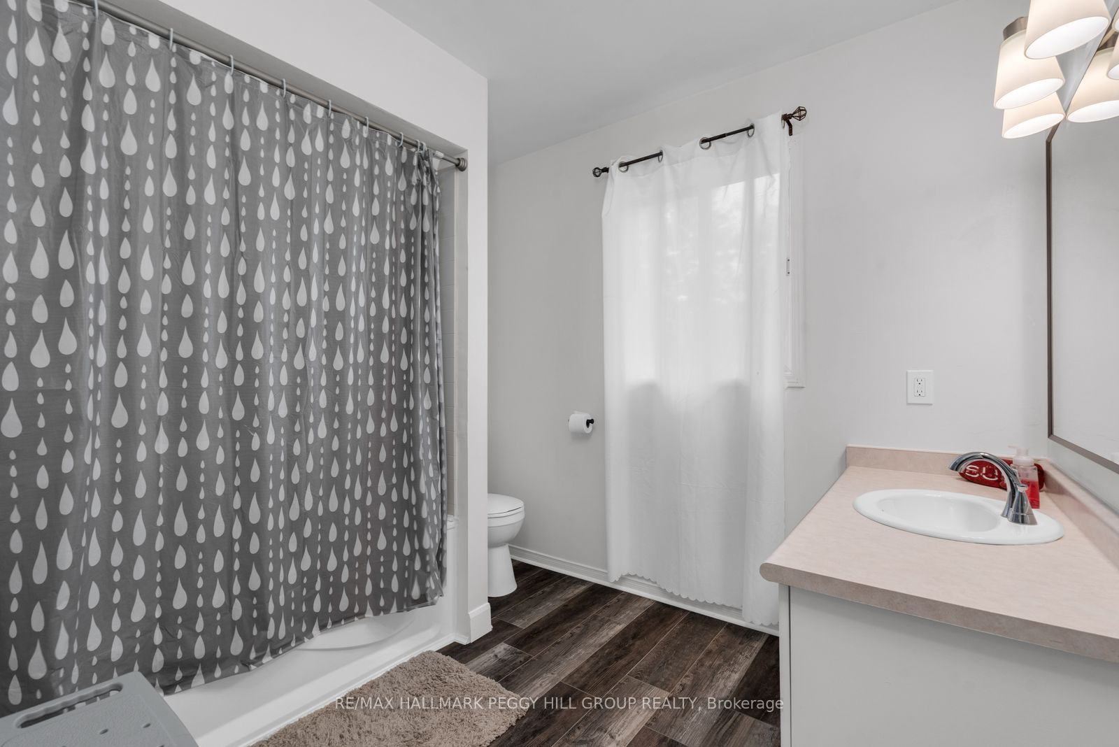 468 Grove Street E Property Photo 13