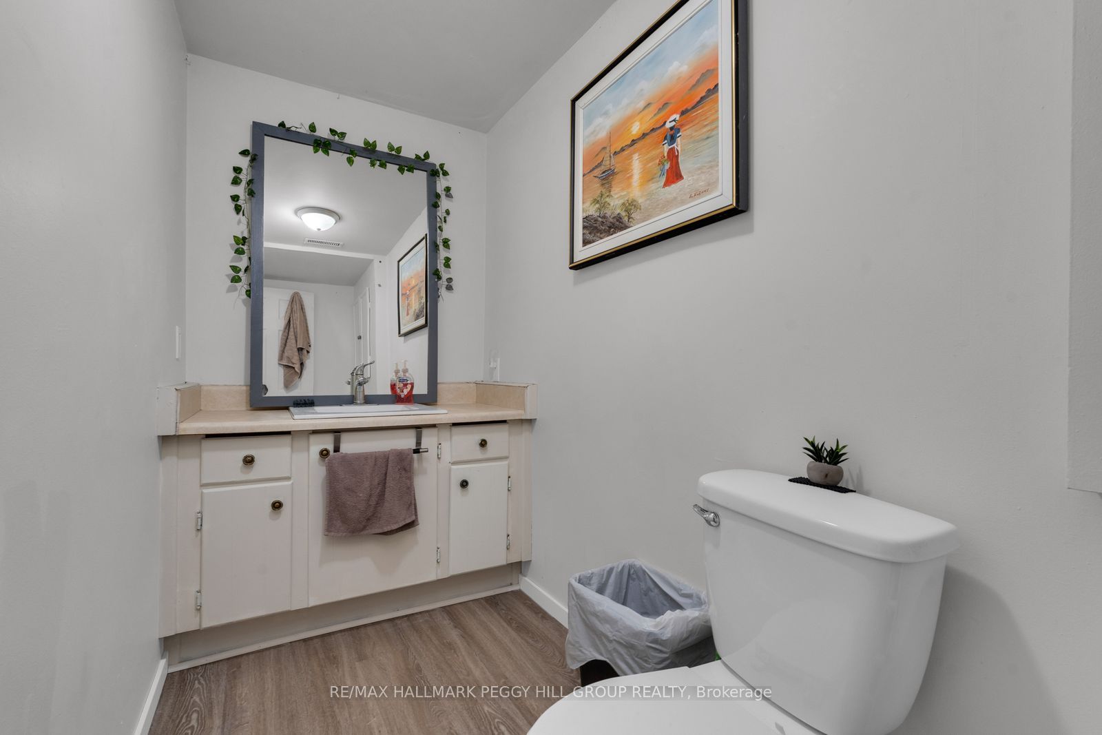 468 Grove Street E Property Photo 16