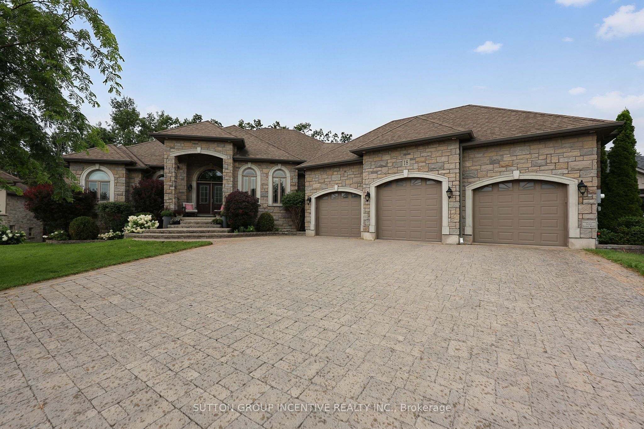 18 Lloyd Cook Drive W Property Photo 4
