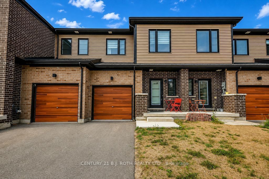 35 Pumpkin Corner Crescent Property Photo 1