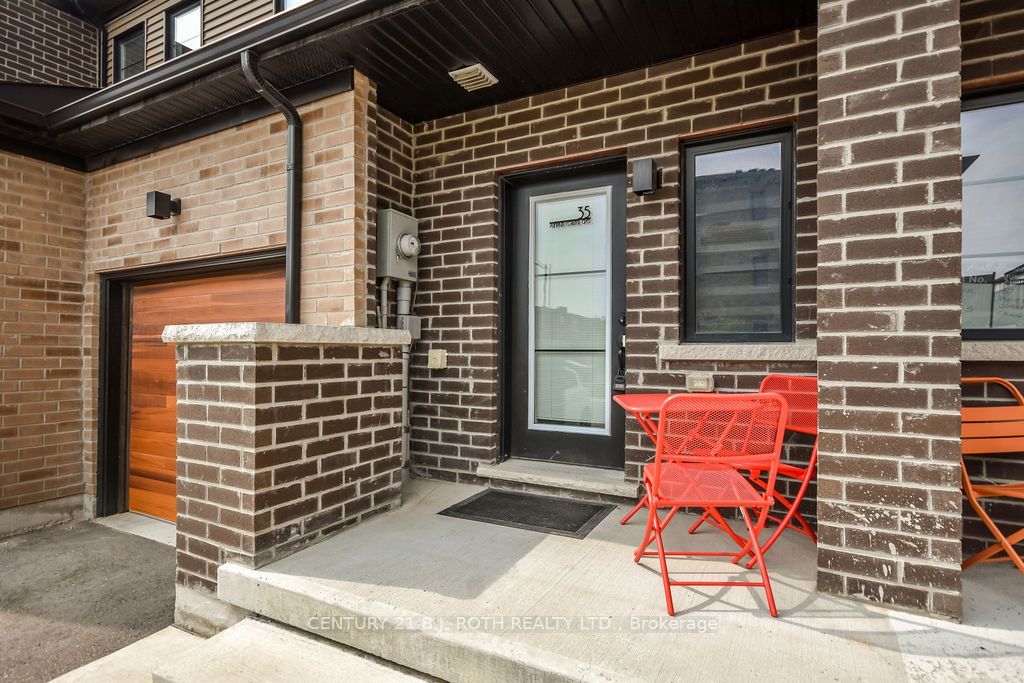 35 Pumpkin Corner Crescent Property Photo 2