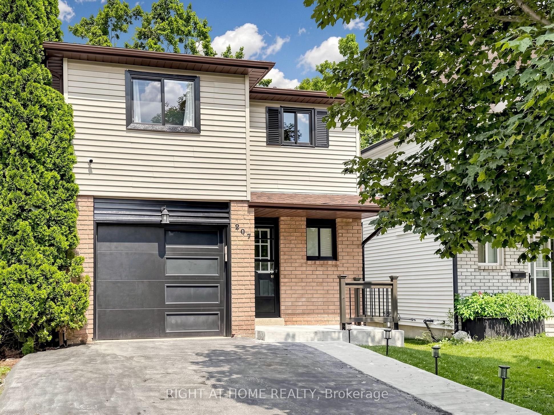 207 Hickling Trail Property Photo 1