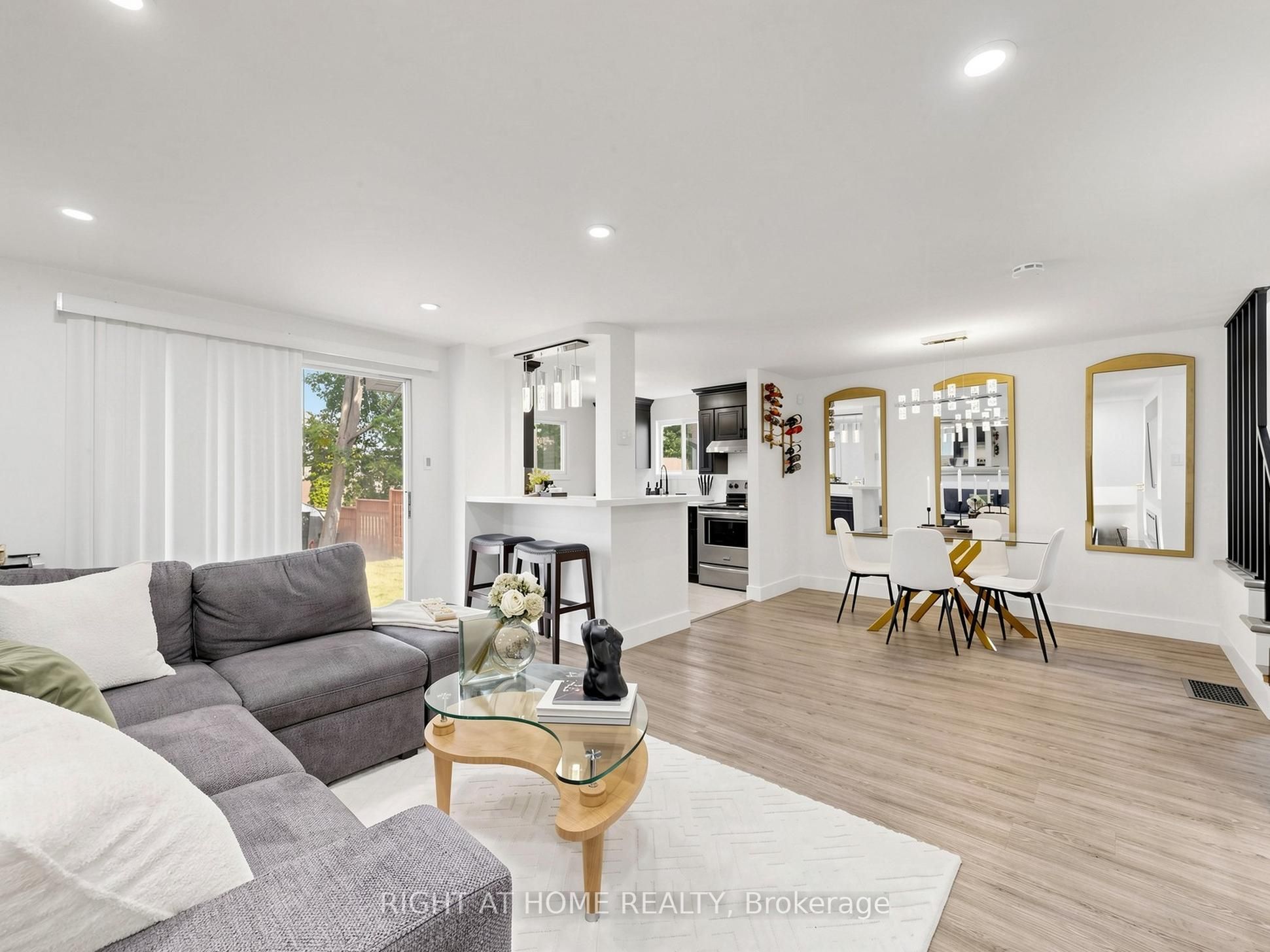 207 Hickling Trail Property Photo 4