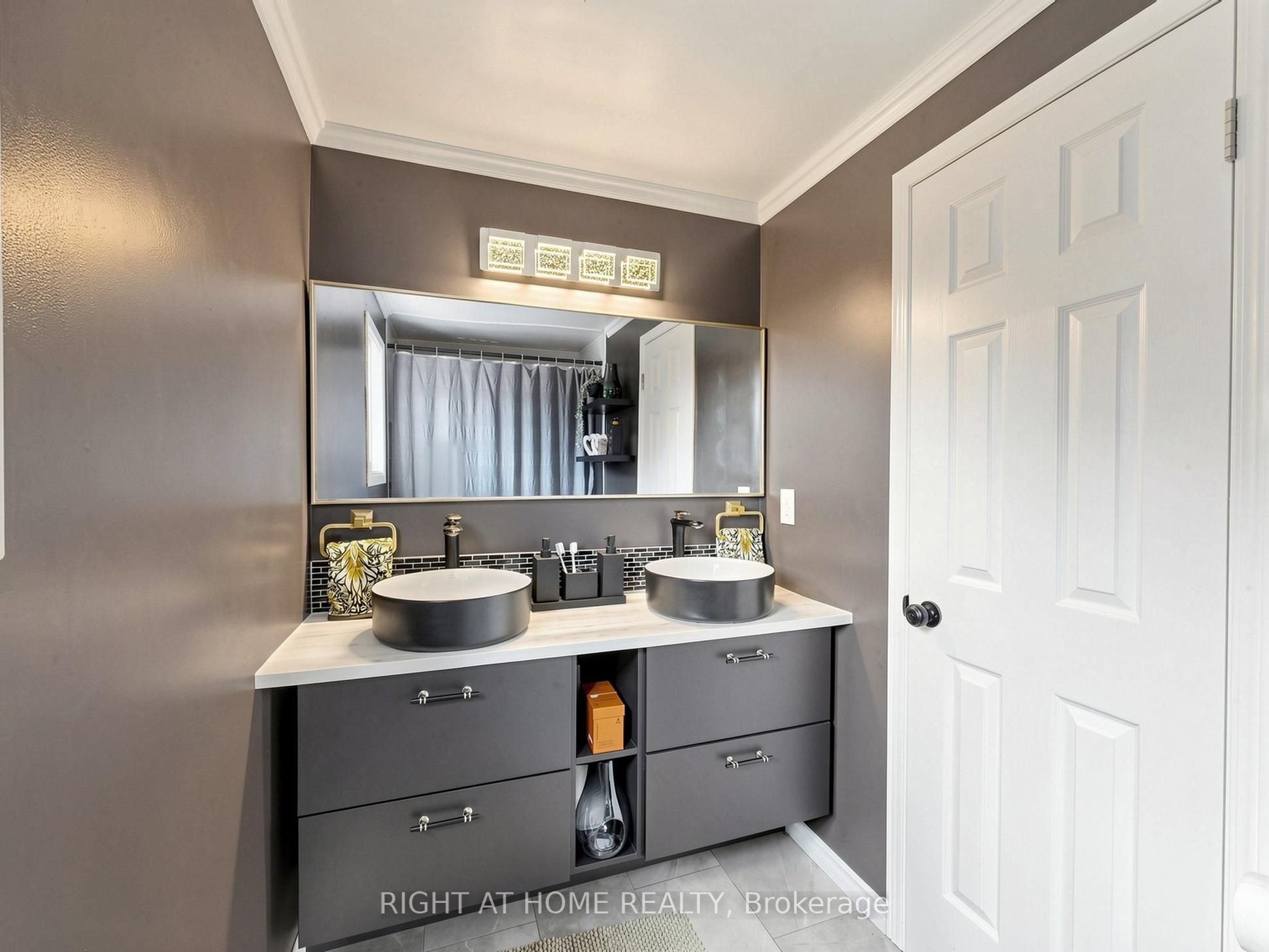 207 Hickling Trail Property Photo 38
