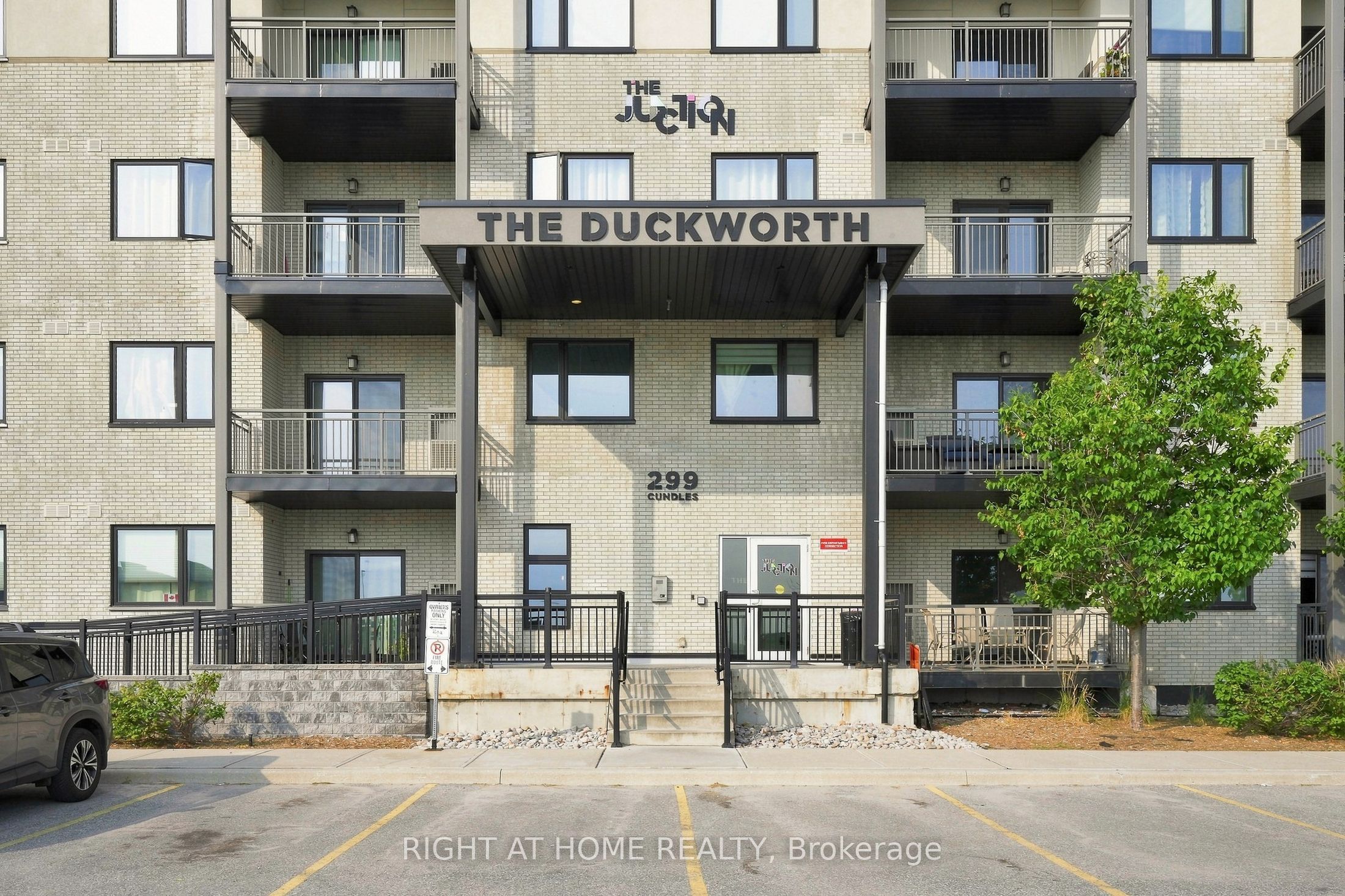 299 Cundles Road E #106 Property Photo 4