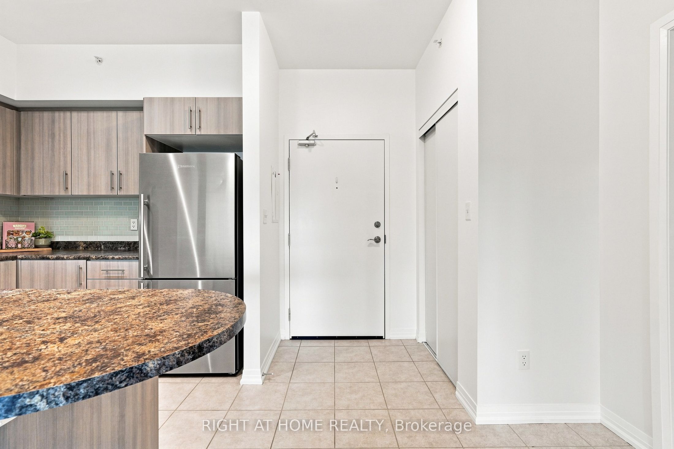 299 Cundles Road E #106 Property Photo 8