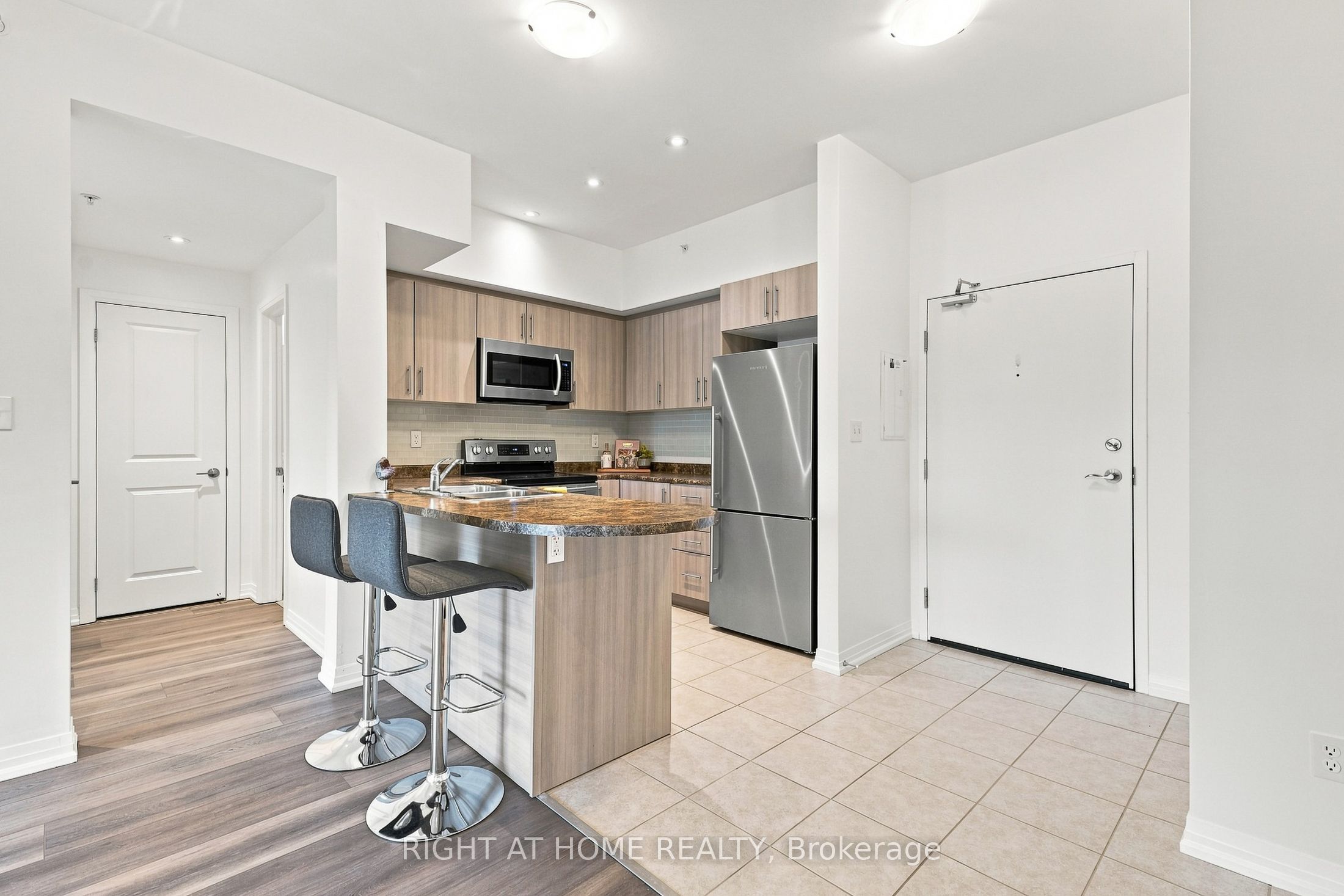 299 Cundles Road E #106 Property Photo 9