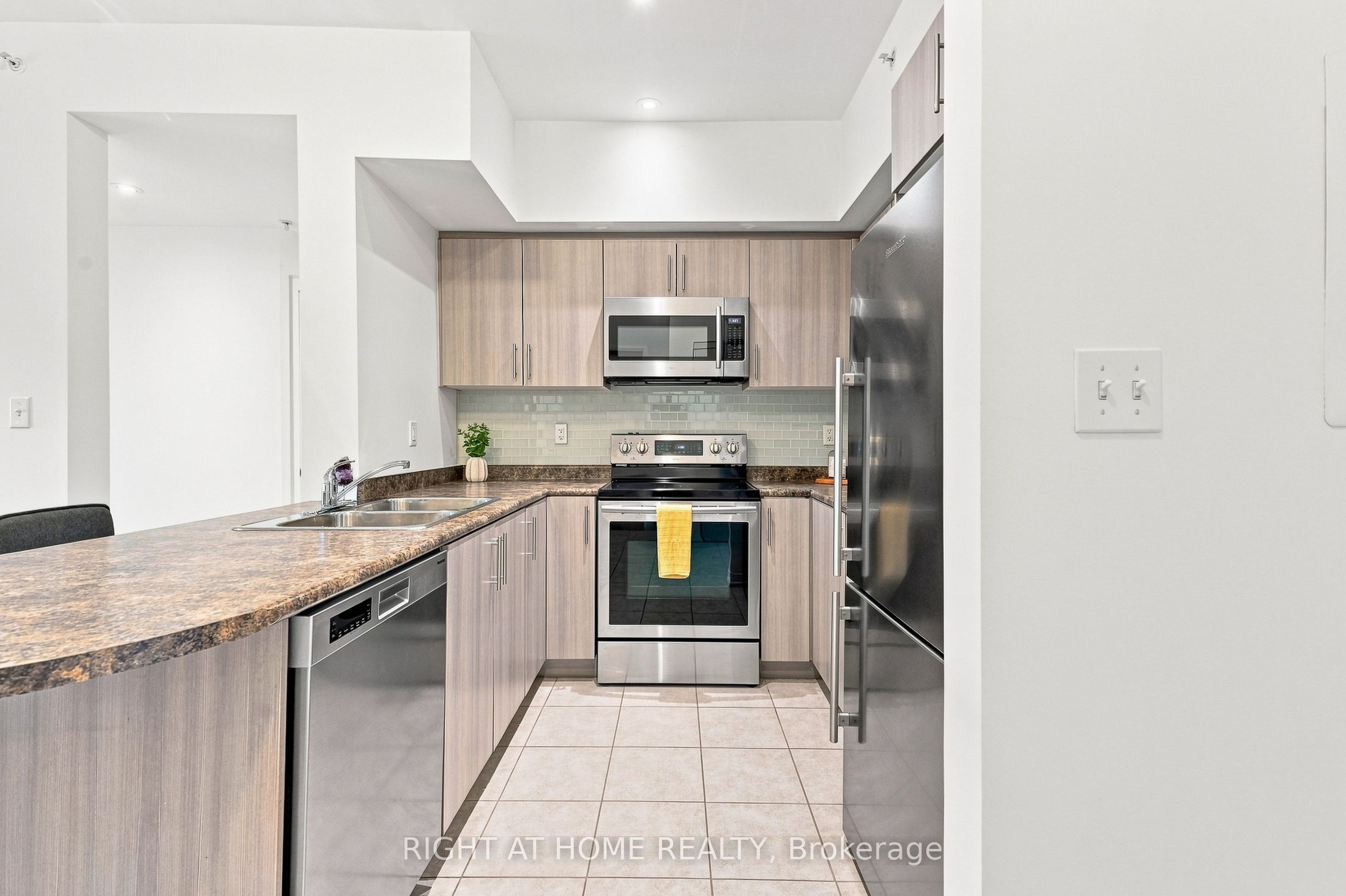 299 Cundles Road E #106 Property Photo 12
