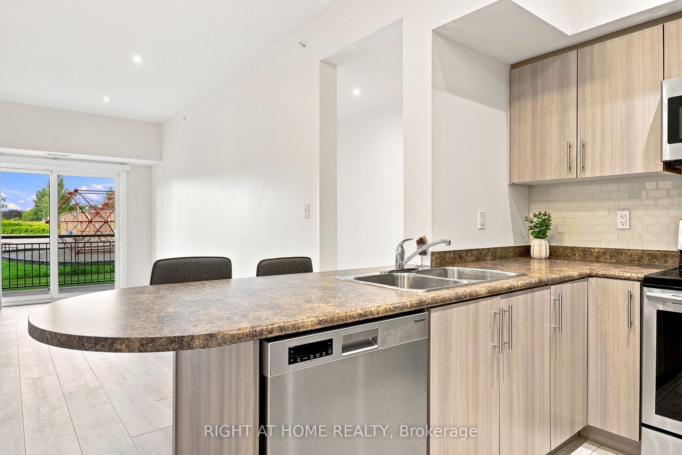 299 Cundles Road E #106 Property Photo 14