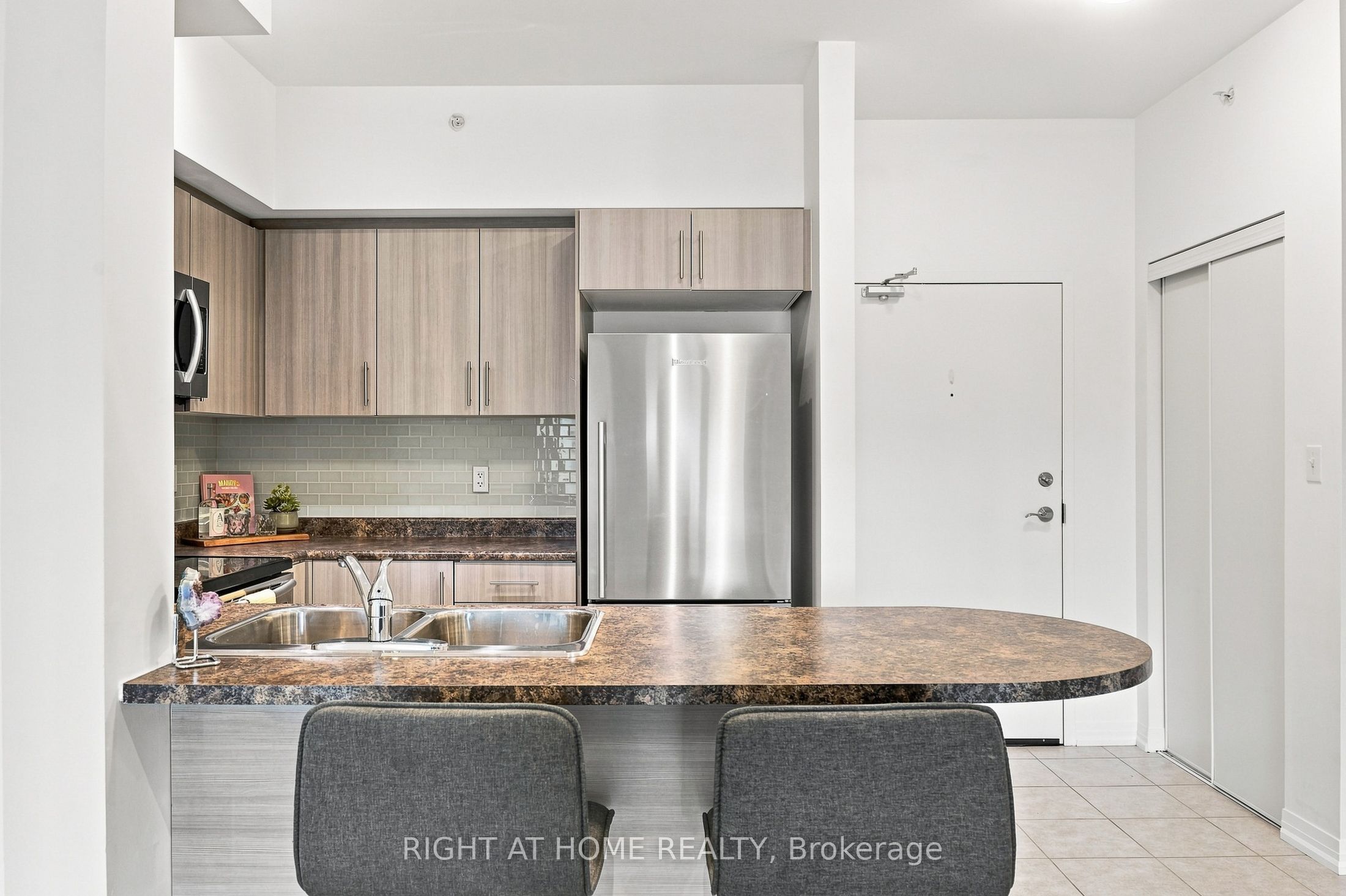 299 Cundles Road E #106 Property Photo 15