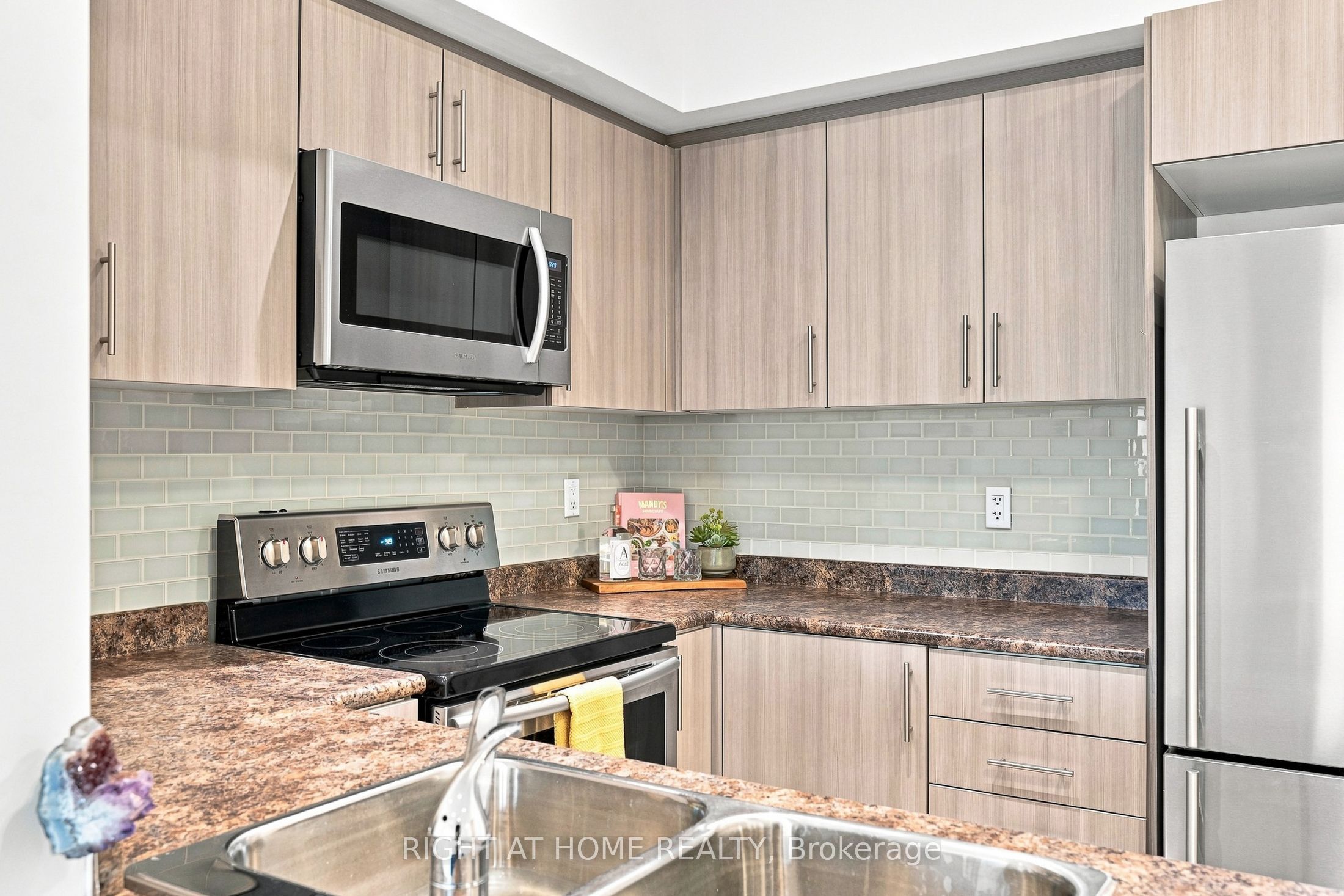 299 Cundles Road E #106 Property Photo 16