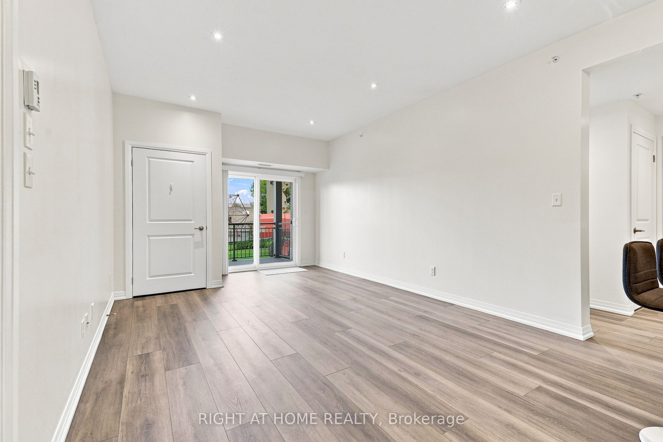 299 Cundles Road E #106 Property Photo 18