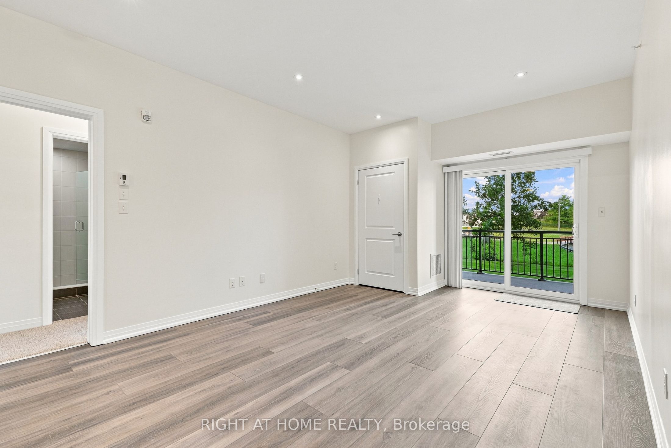 299 Cundles Road E #106 Property Photo 19