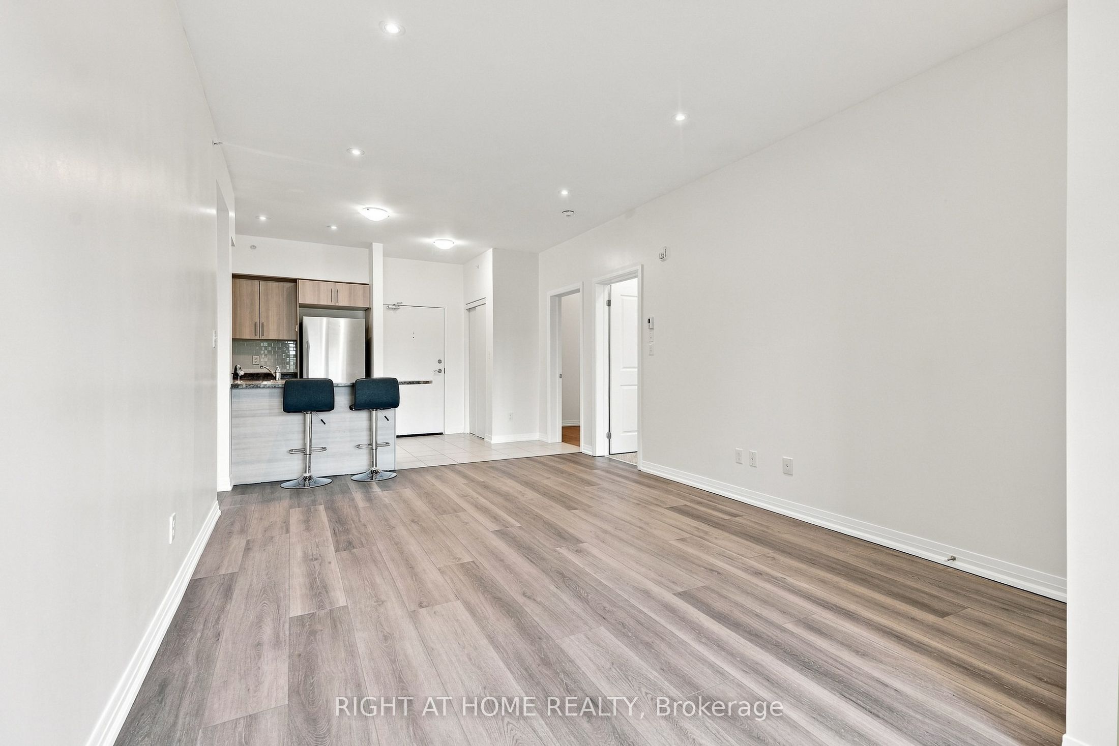 299 Cundles Road E #106 Property Photo 20