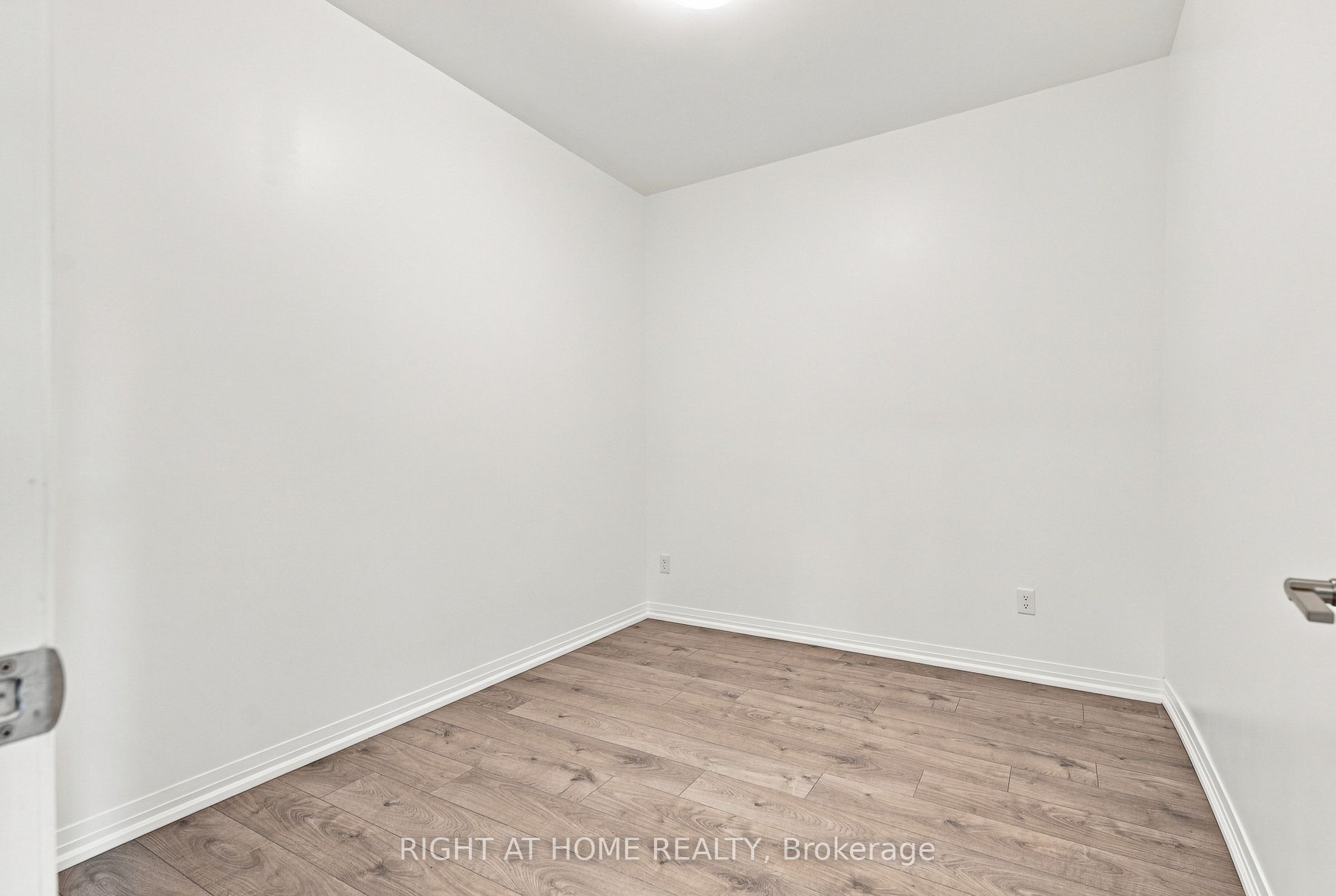 299 Cundles Road E #106 Property Photo 23