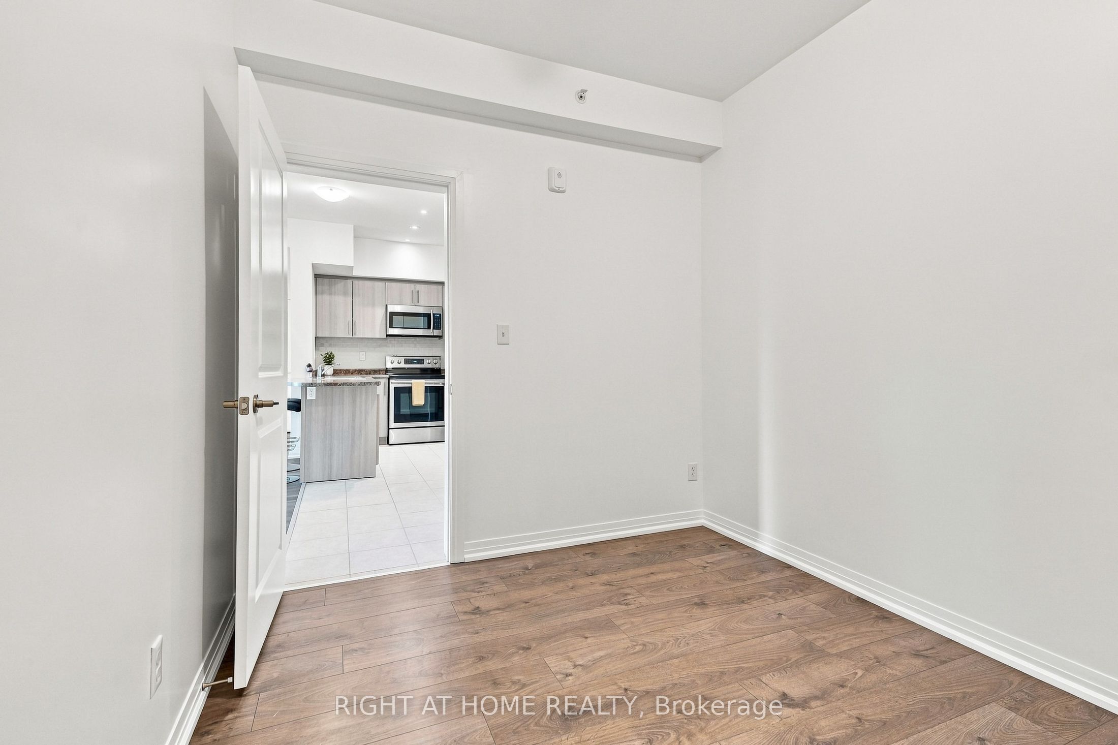 299 Cundles Road E #106 Property Photo 24