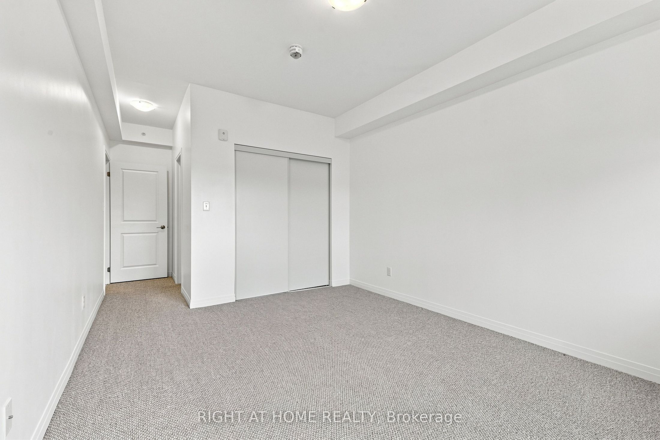 299 Cundles Road E #106 Property Photo 27
