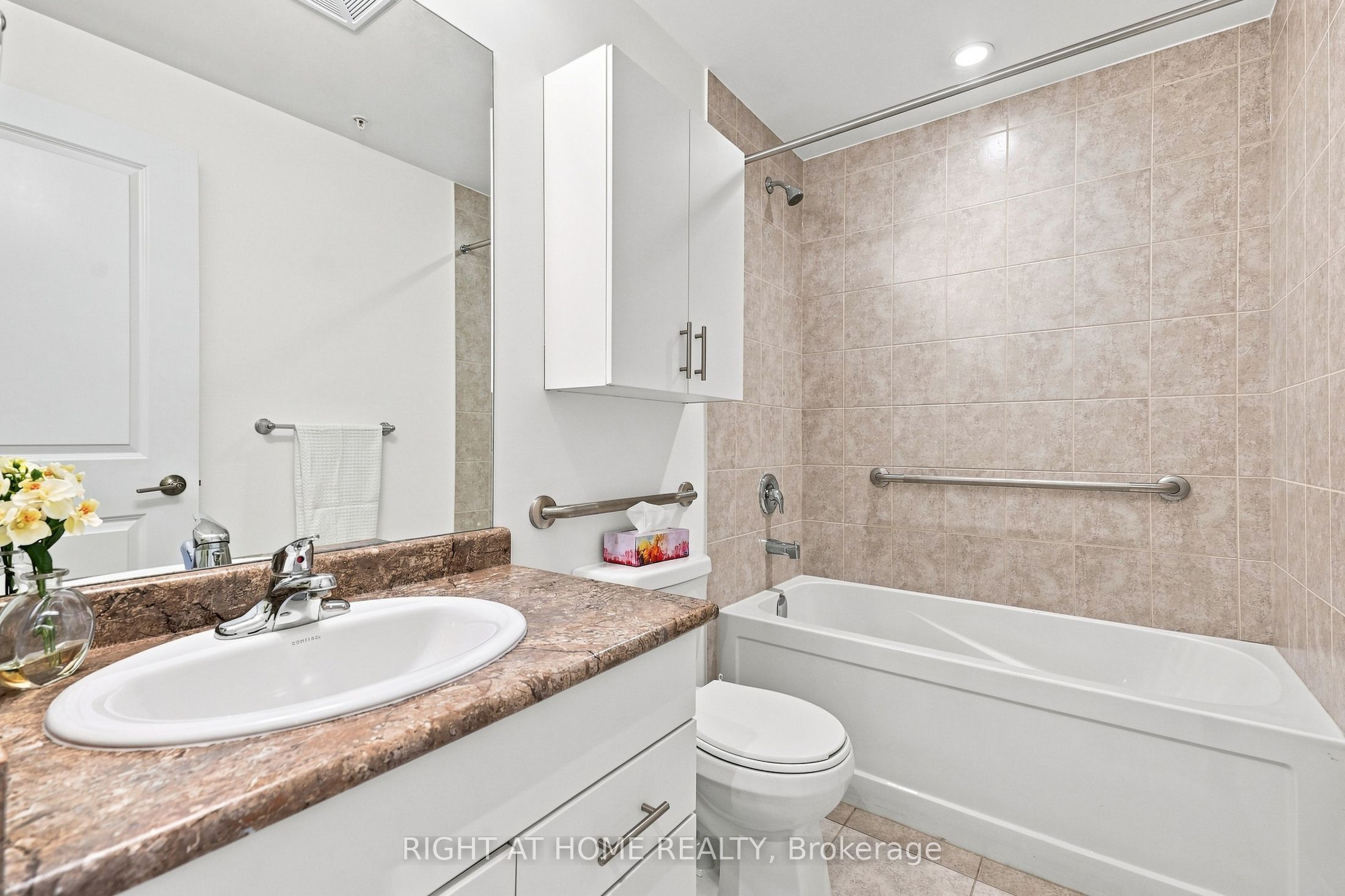299 Cundles Road E #106 Property Photo 30