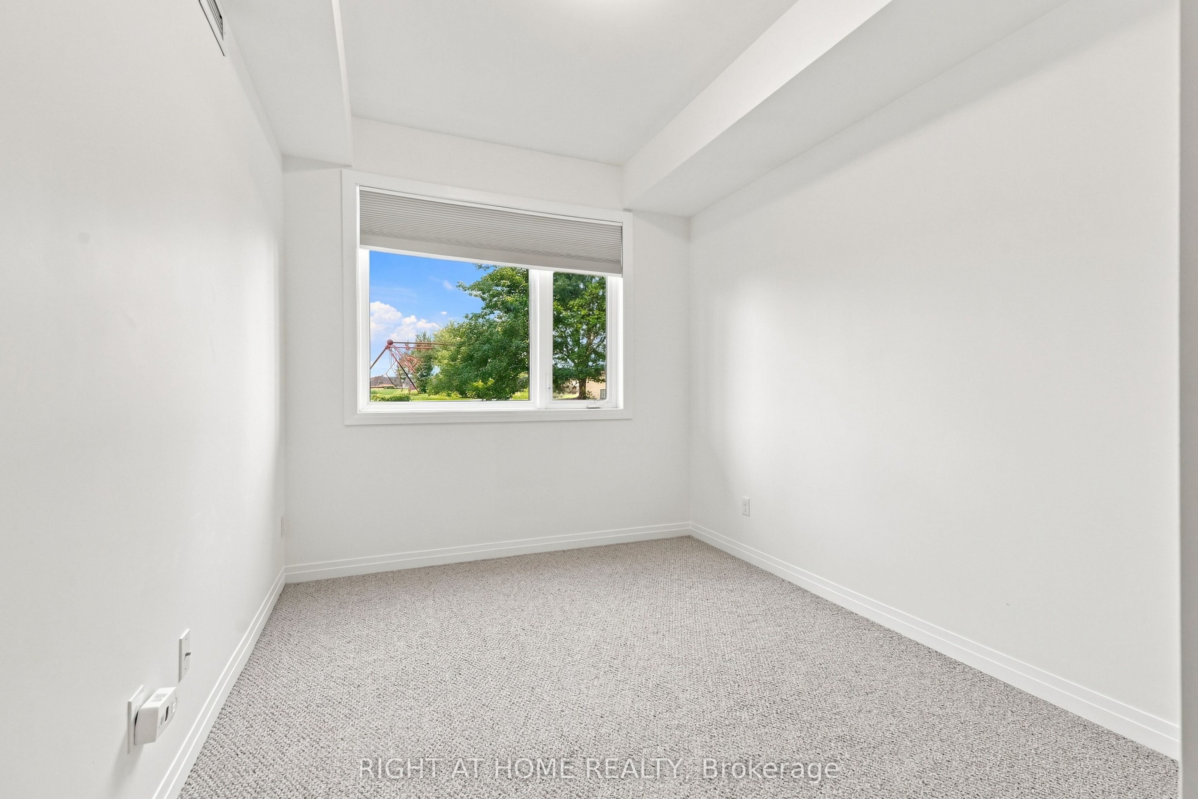 299 Cundles Road E #106 Property Photo 32