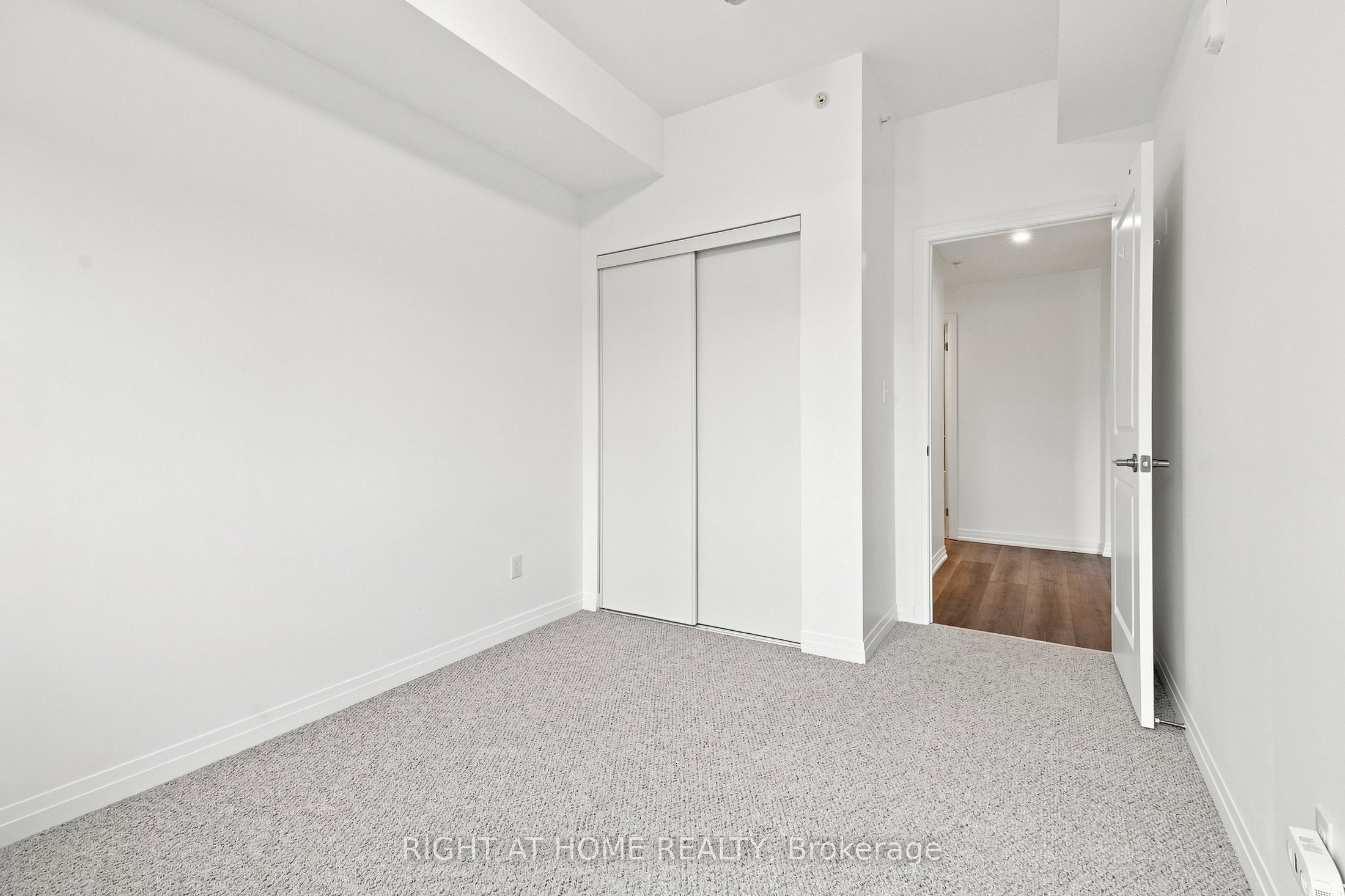 299 Cundles Road E #106 Property Photo 33