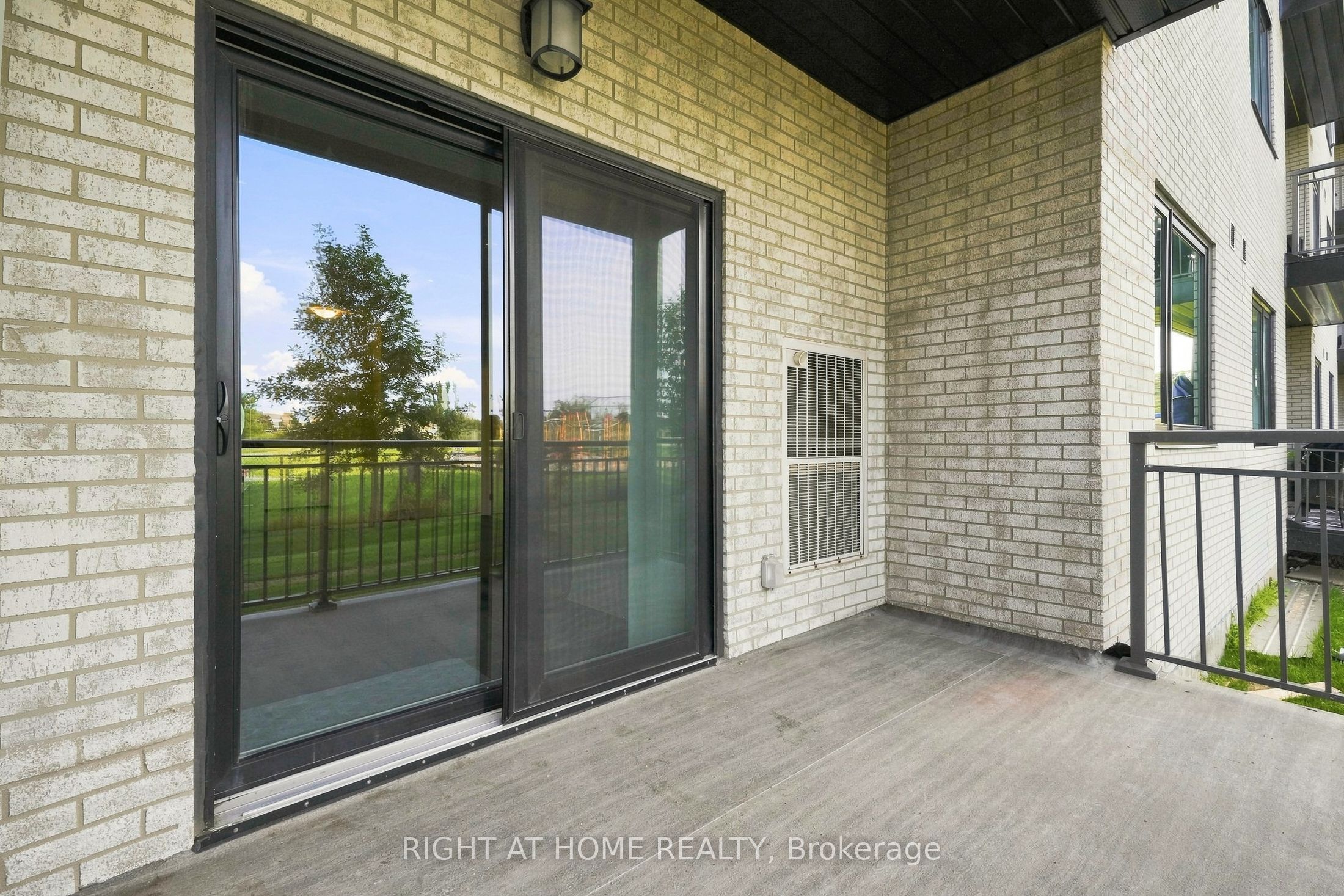 299 Cundles Road E #106 Property Photo 35