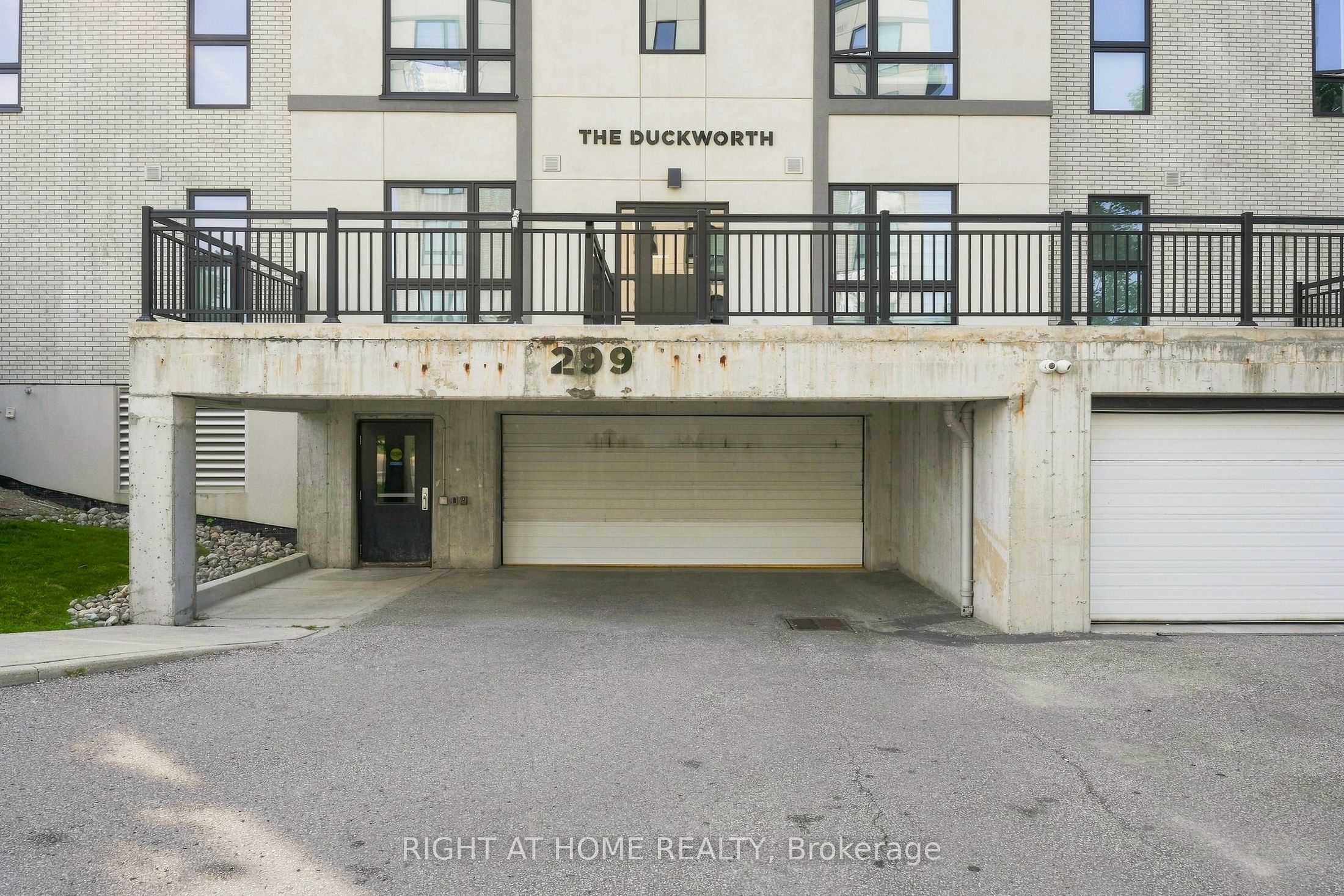 299 Cundles Road E #106 Property Photo 37
