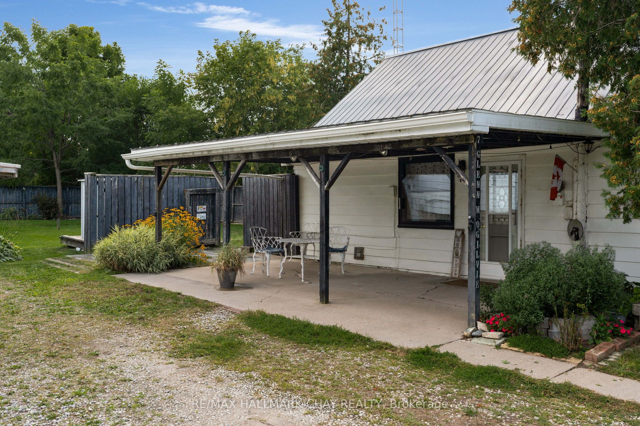 7 Caroline Street E Property Photo 4