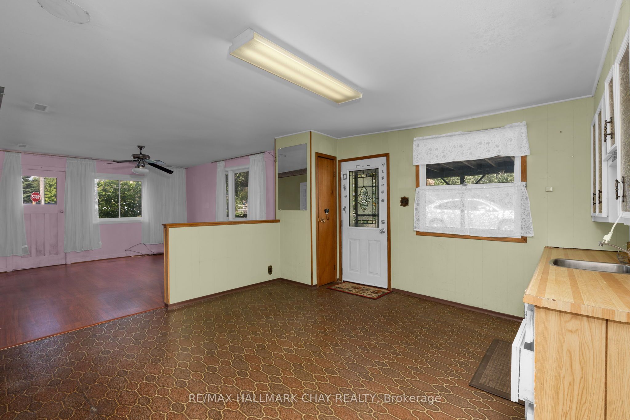 7 Caroline Street E Property Photo 8