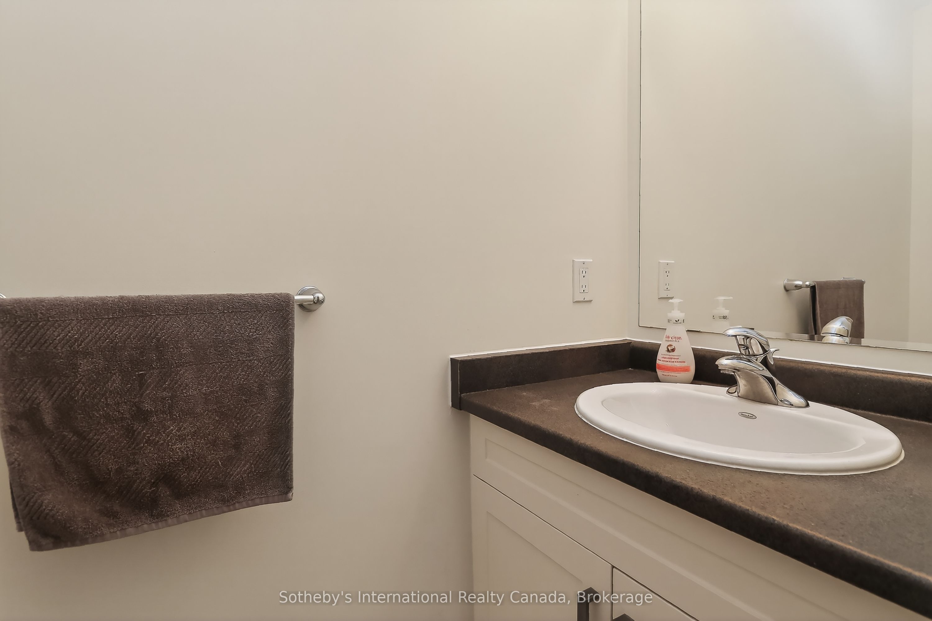 49 Silver Glen Boulevard Property Photo 5