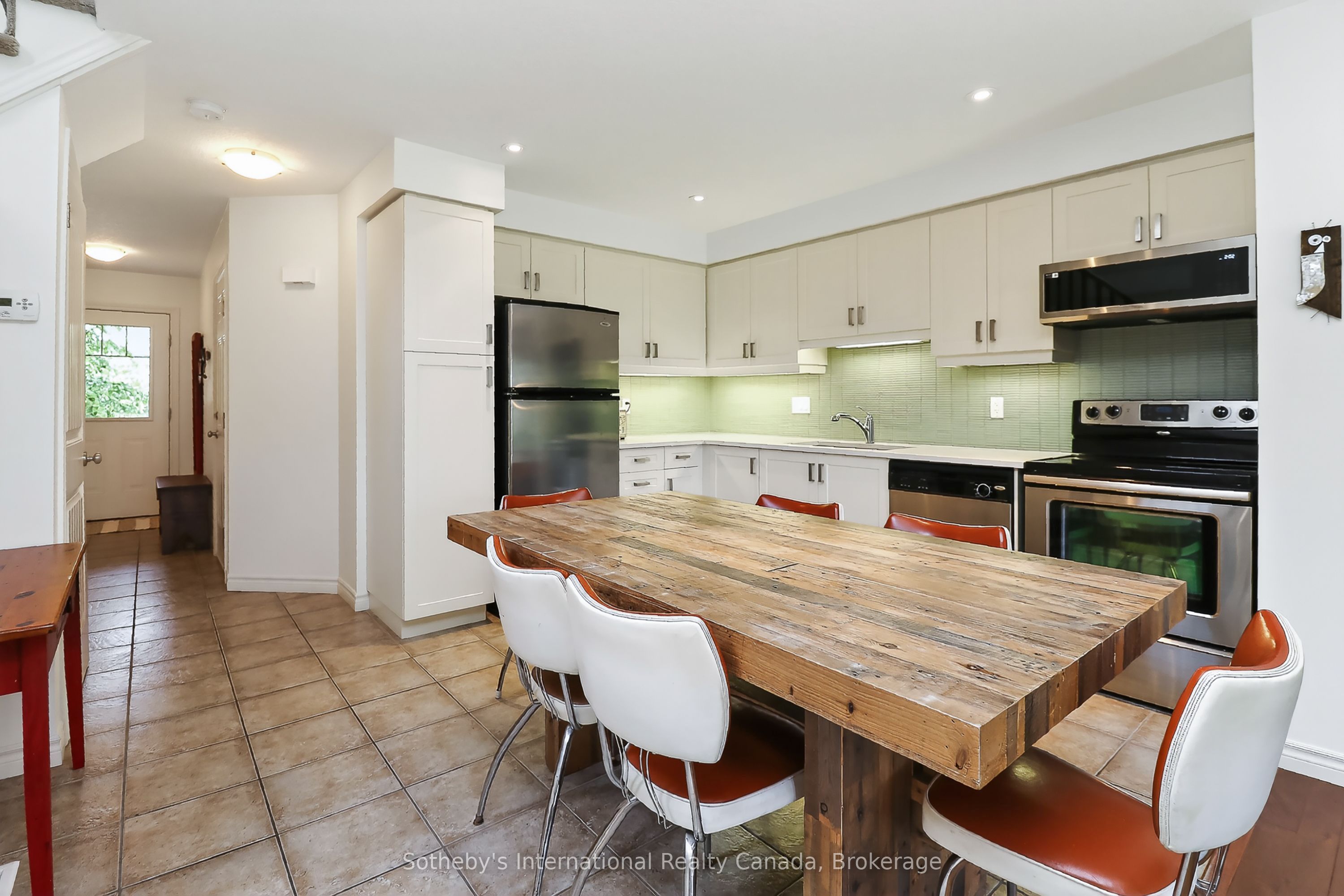 49 Silver Glen Boulevard Property Photo 7