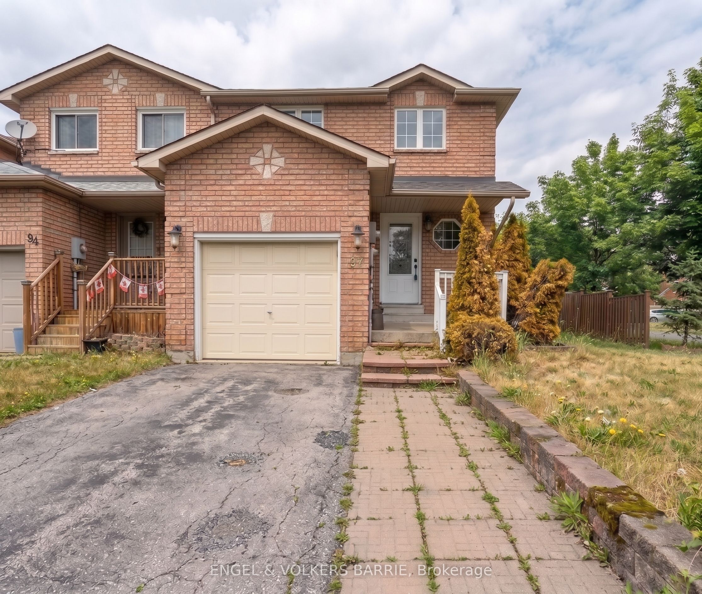 92 Lee Crescent Property Photo 1