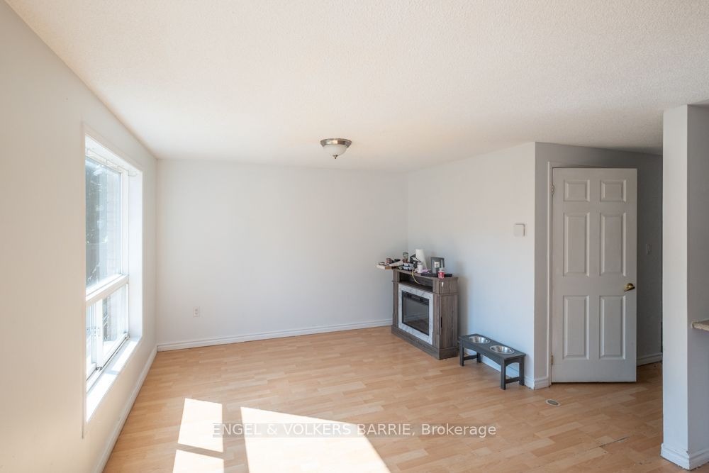 92 Lee Crescent Property Photo 2