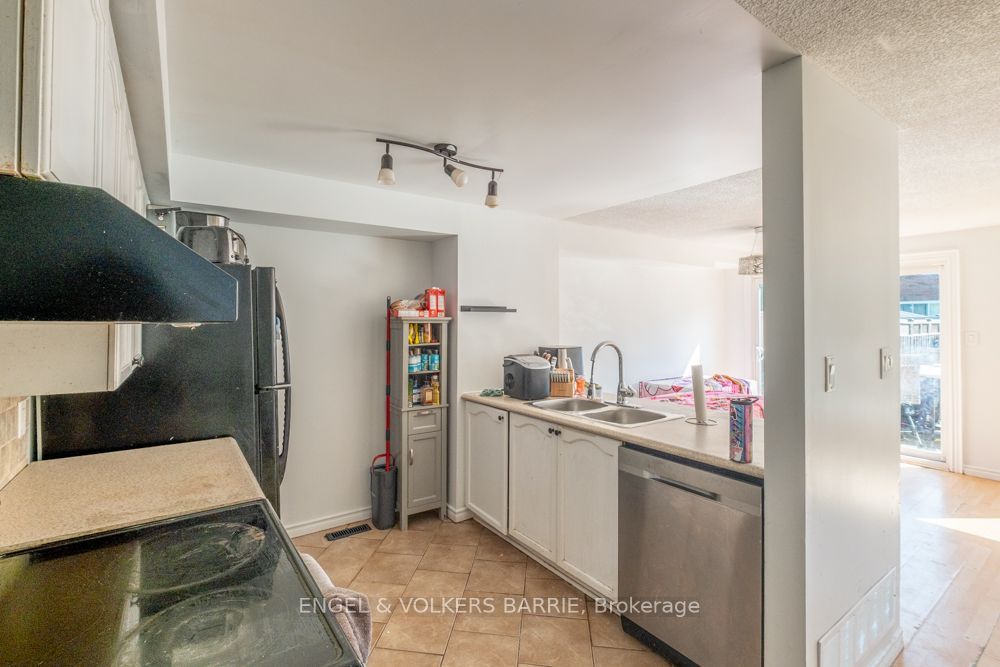 92 Lee Crescent Property Photo 3